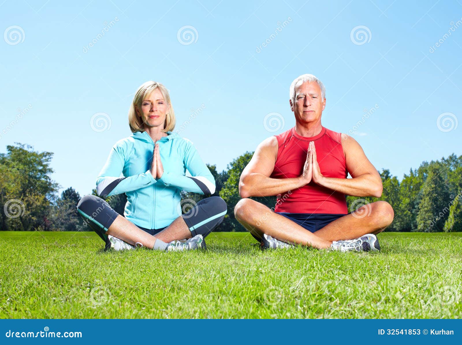 gym-fitness-healthy-lifestyle-senior-couple-park-32541853.jpg