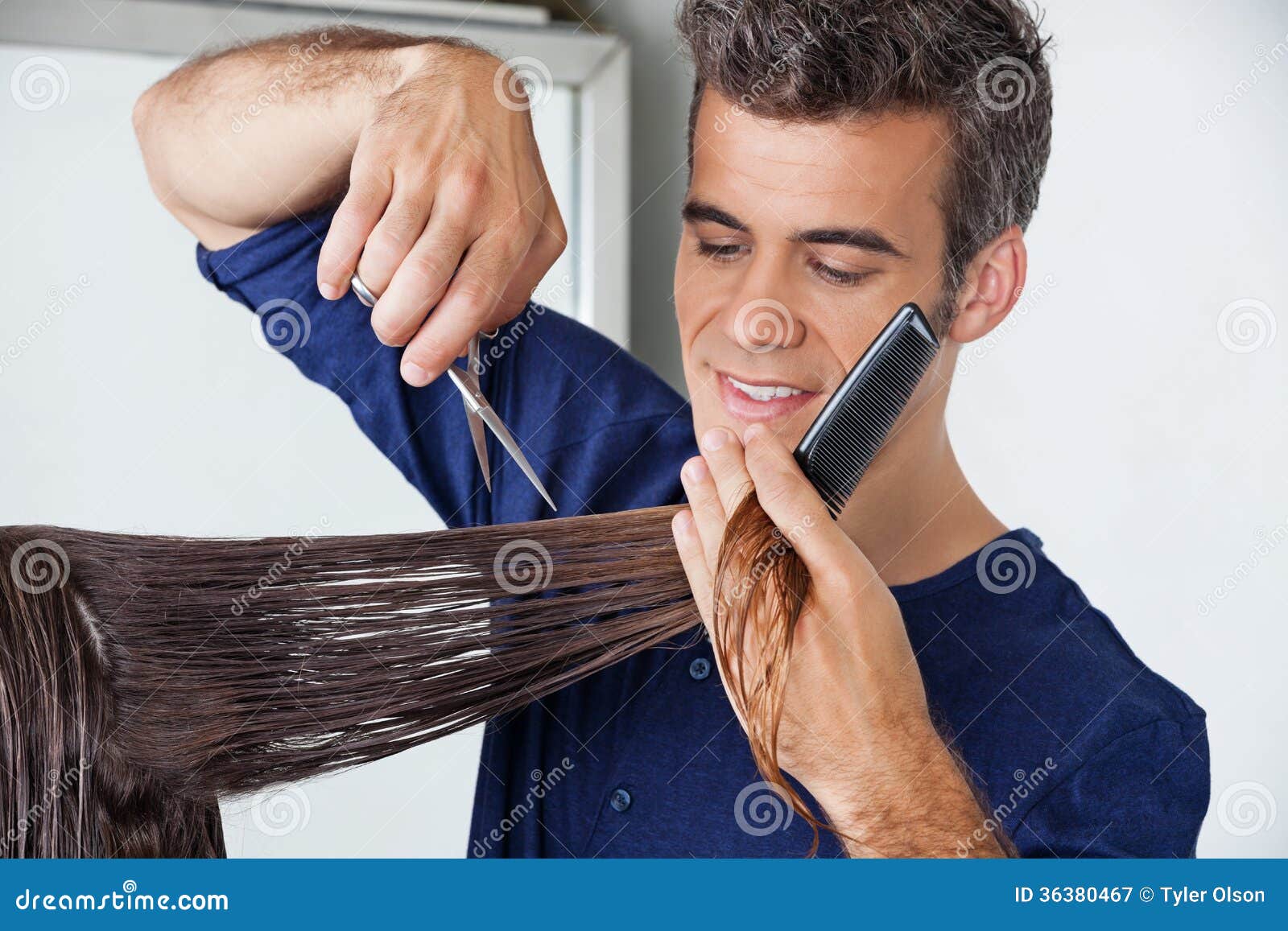 Hairdresser Cutting Client's Hair Royalty Free Stock Photography