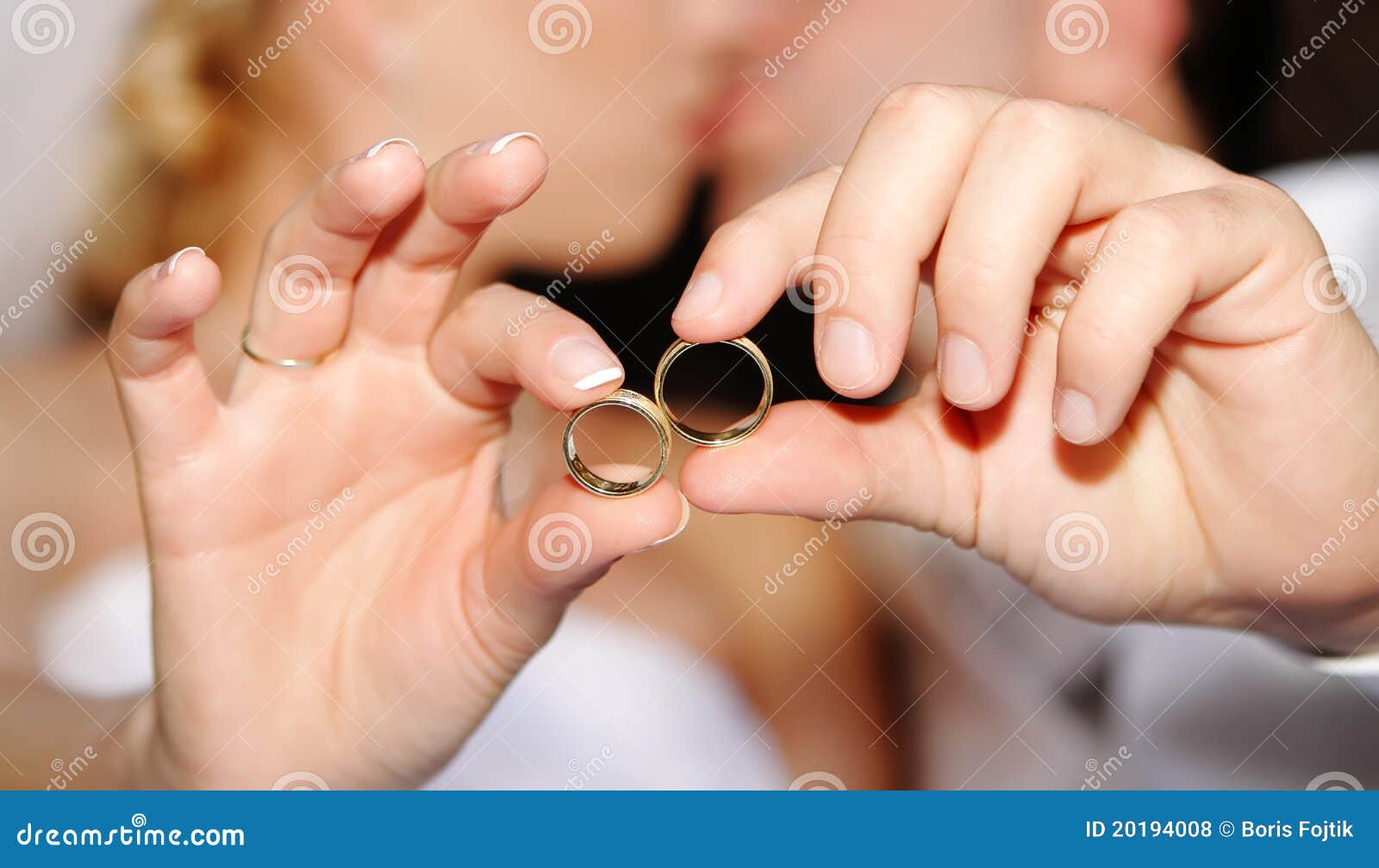 Detail to hands with wedding rings, focused to the rings.