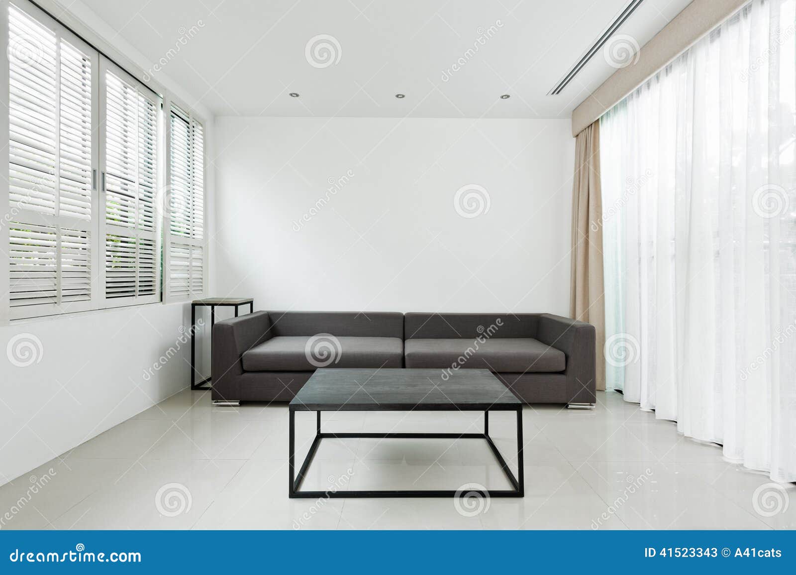 wohnzimmer sofa im raum:Helles Wohnzimmer mit grauem Sofa und minimalistic Dekoration. wohnzimmer sofa im raum:Helles Wohnzimmer mit grauem Sofa und minimalistic Dekoration.