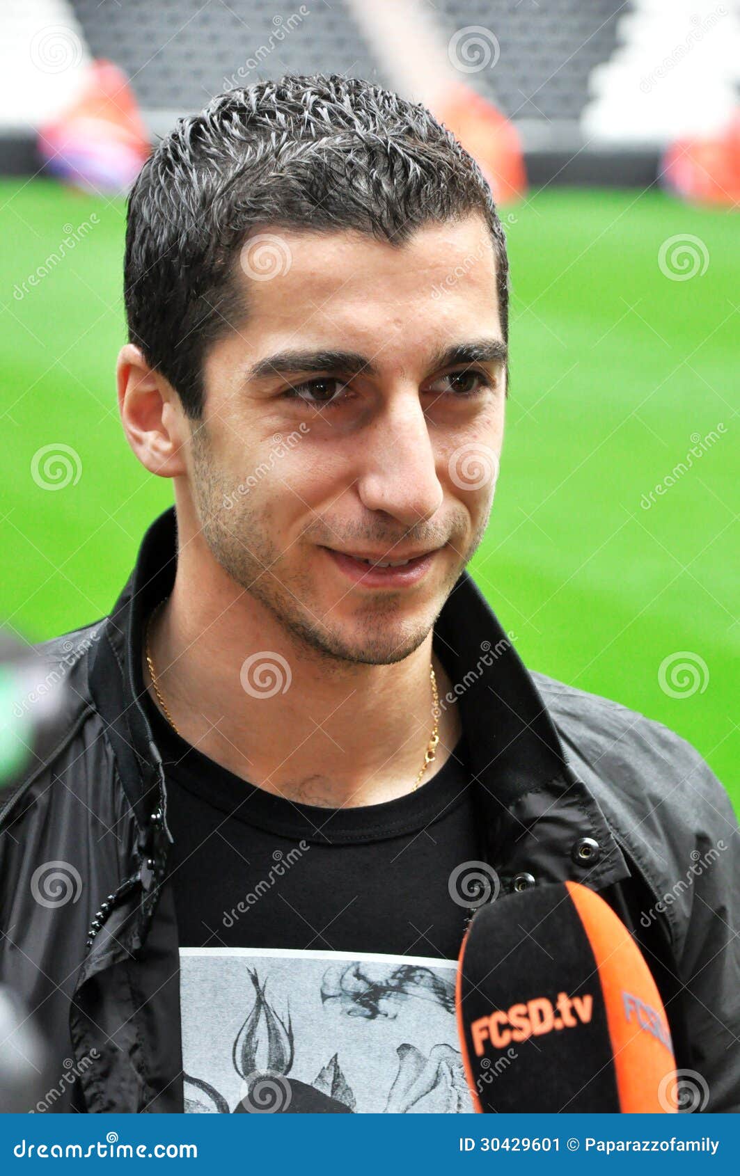 <b>Henrikh Mkhitaryan</b> betrachtet Journalisten Redaktionelles Foto - henrikh-mkhitaryan-betrachtet-journalisten-30429601