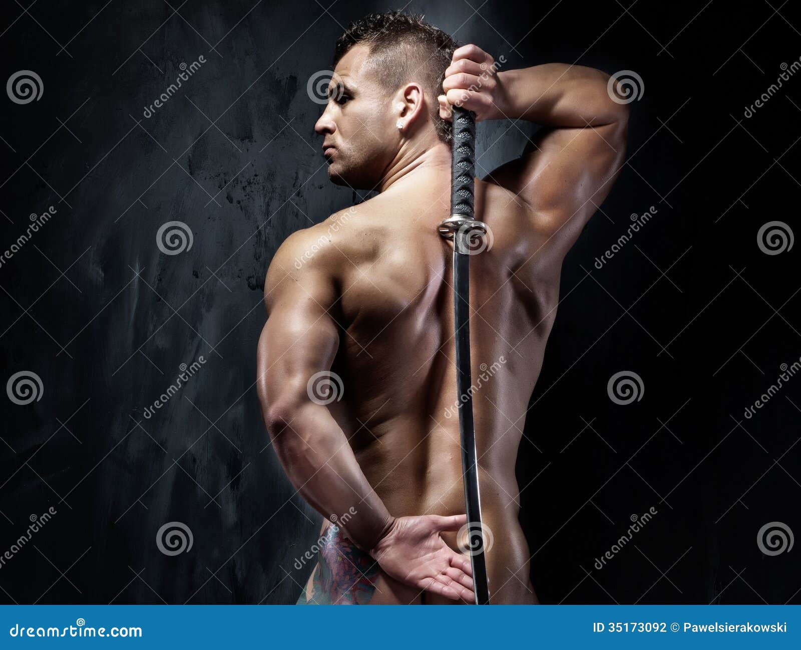 [Imagen: hombre-muscular-atractivo-que-presenta-c...173092.jpg]