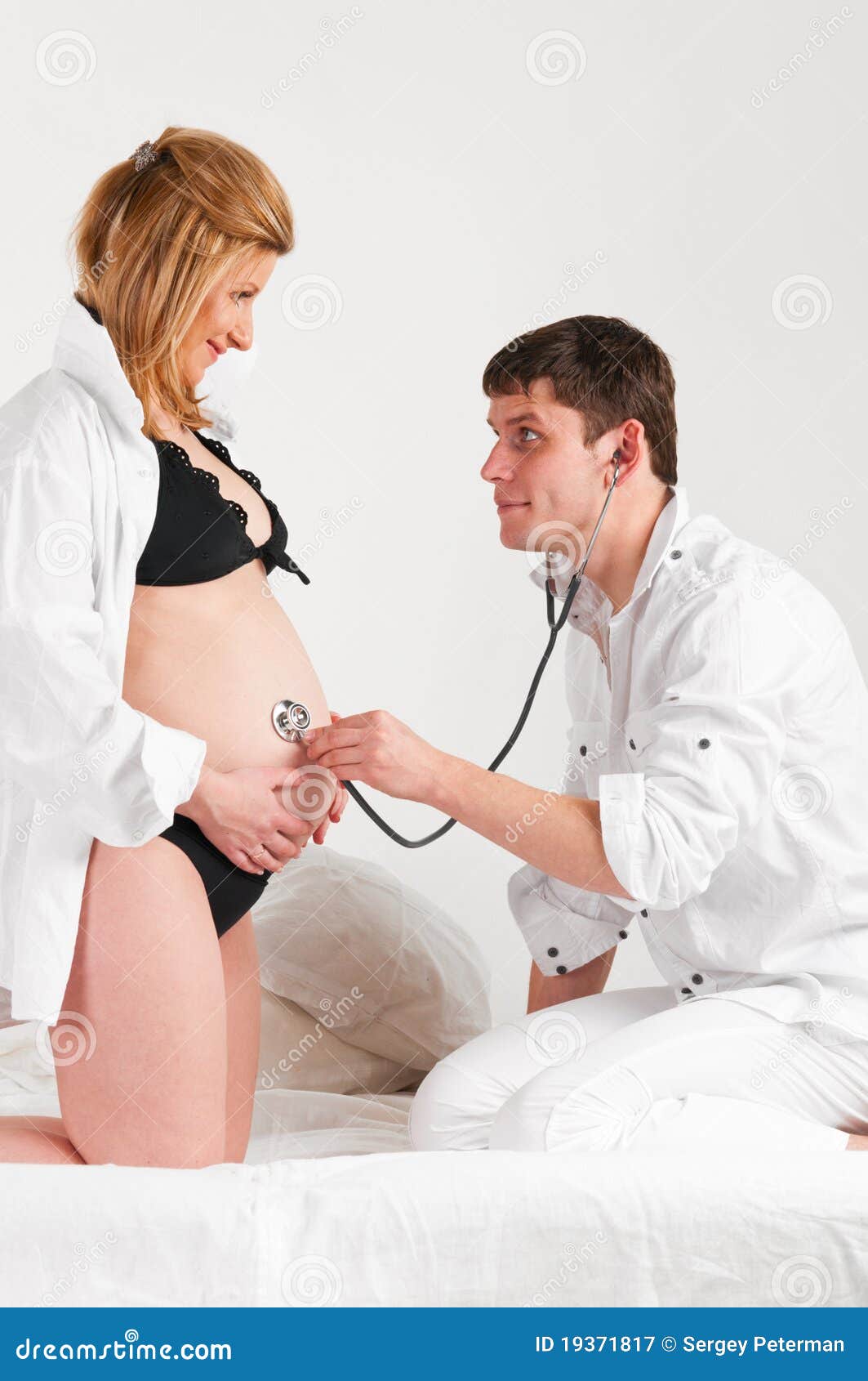 Husband And Pregnant Wife Royalty Free Stock Photography wife photo Husband And Pregnant Wife Royalty Free Stock Photography pic