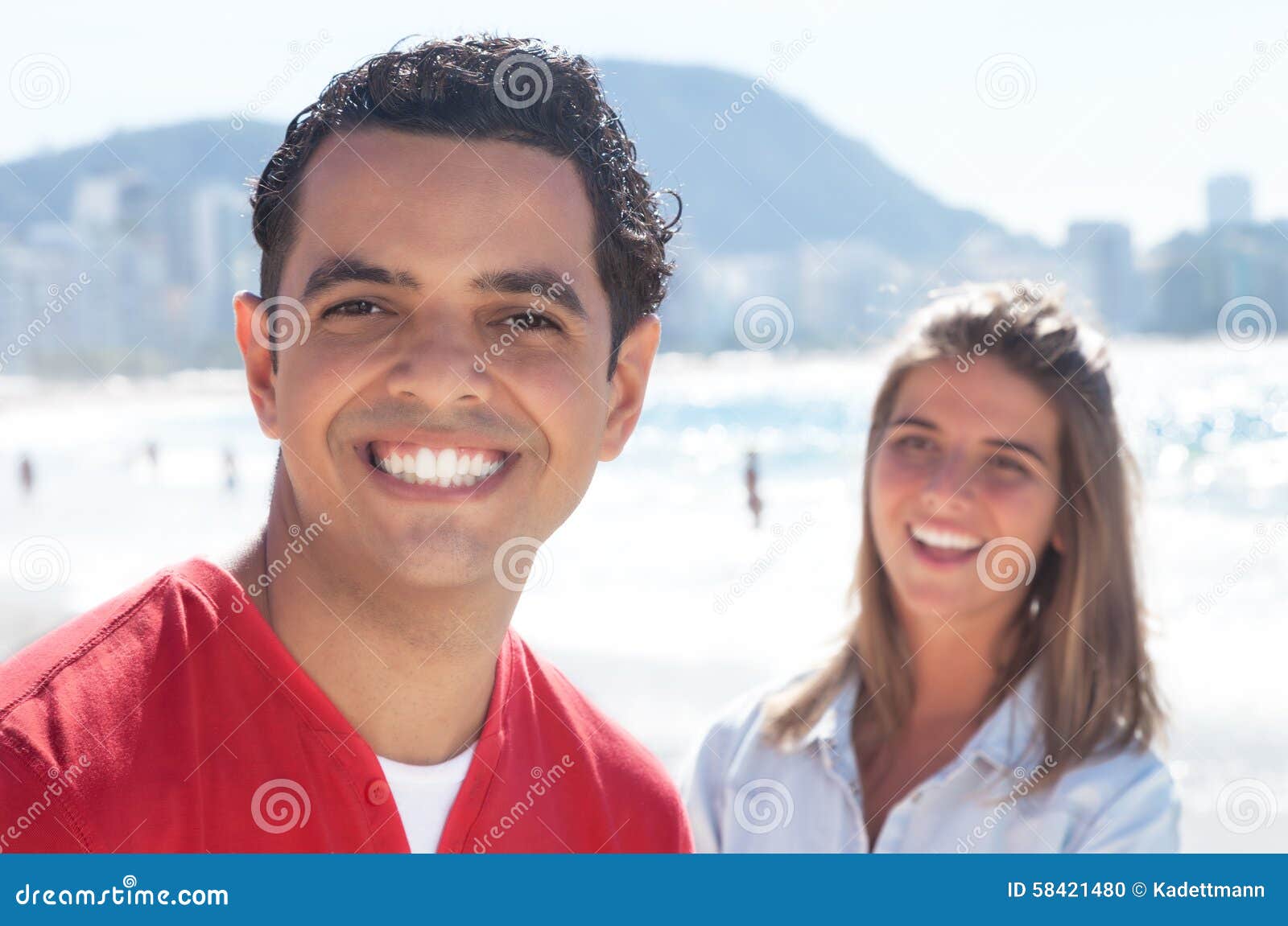 Individuo latino feliz con la novia en la playa - individuo-latino-feliz-con-la-novia-en-la-playa-58421480