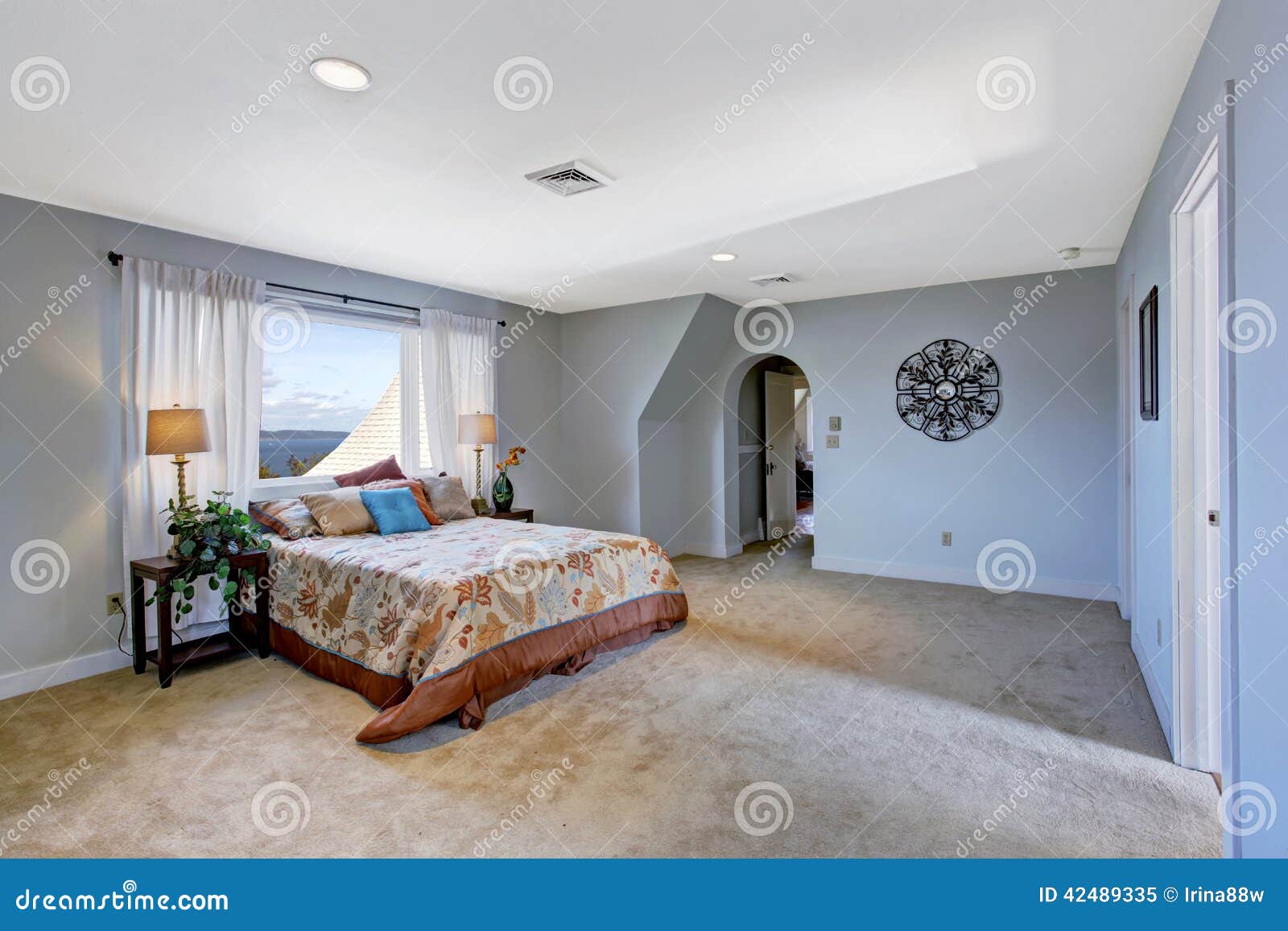 Interior Espacioso Del Dormitorio En Color Azul Claro Foto de archivo