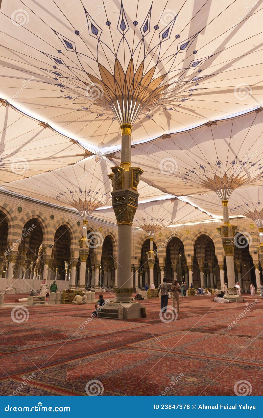   interior-masjid-mosque-al-nabawi-medina-23847378.jpg