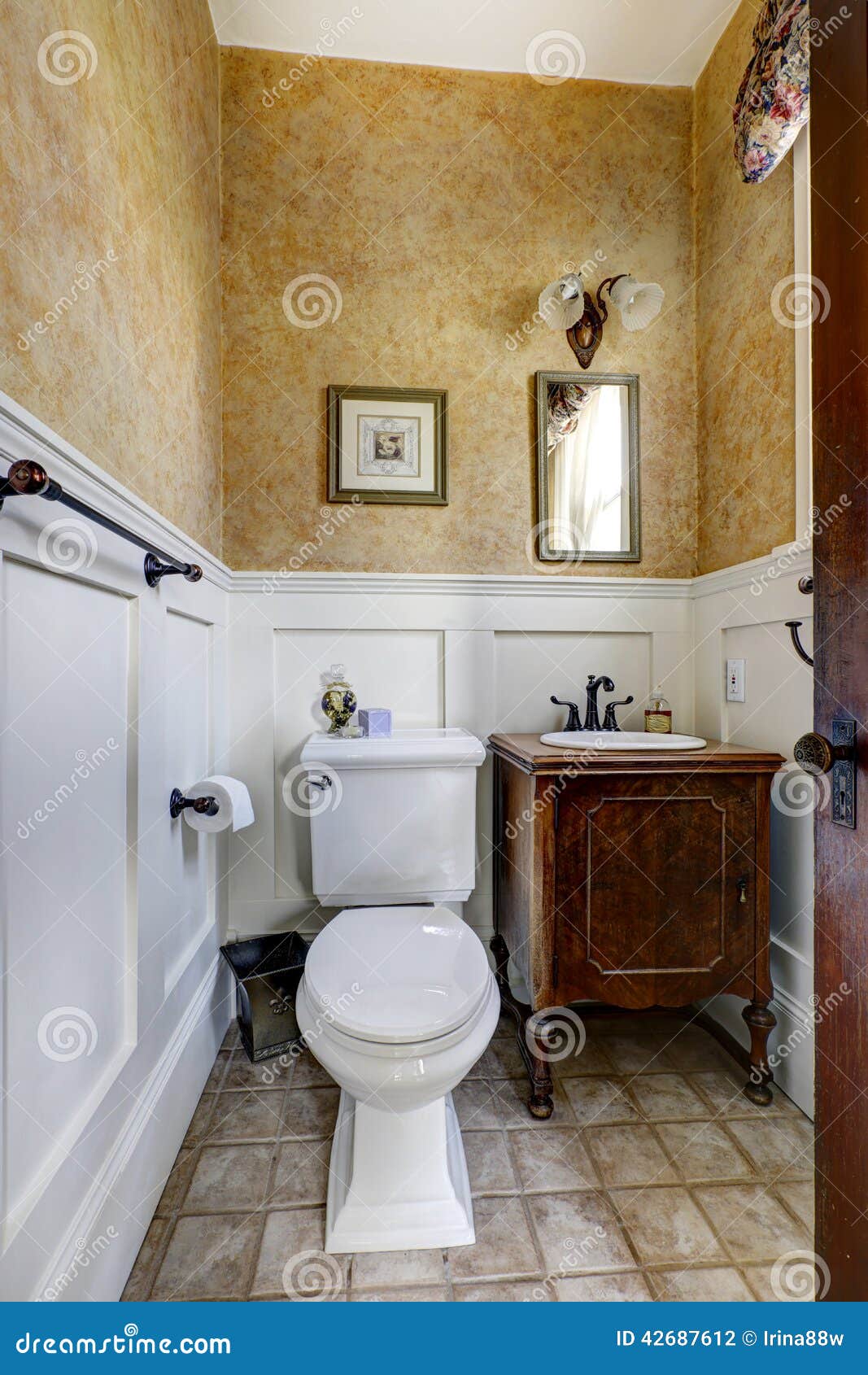  do banheiro do mocha com assoalho de telha e armário da vaidade da