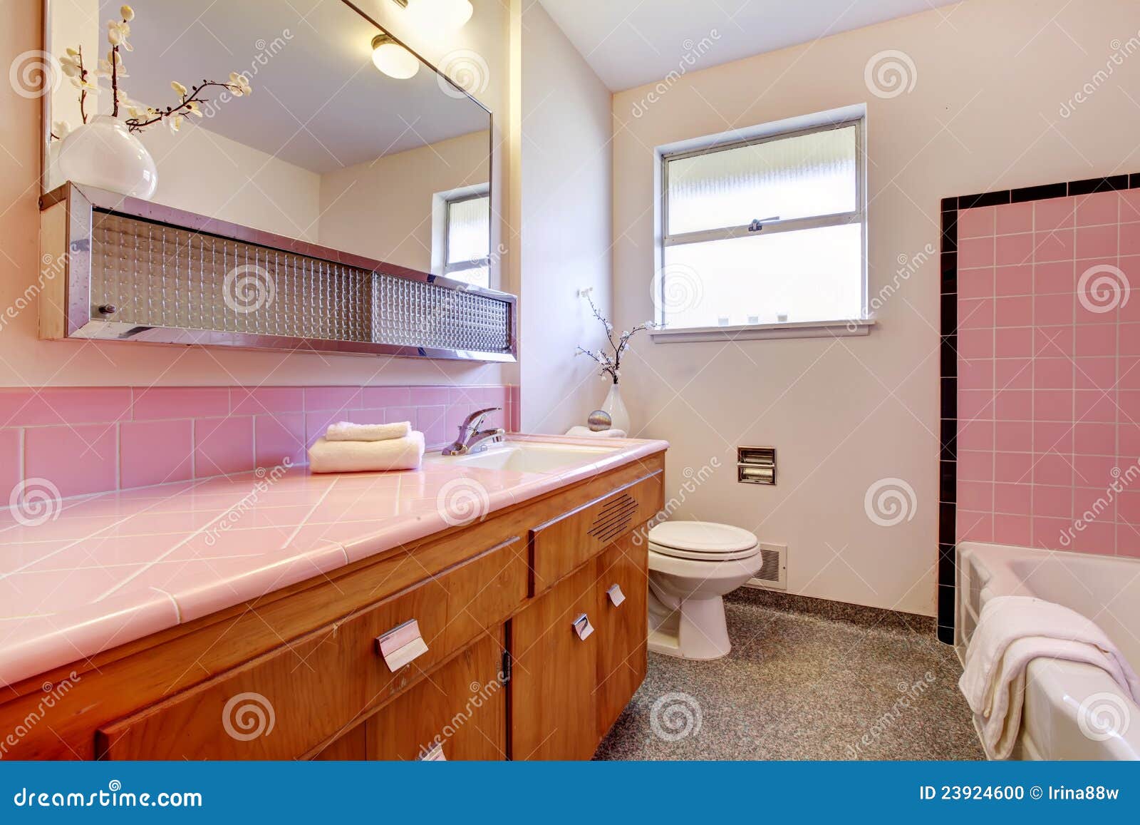 Interior Velho Corderosa Do Banheiro Com Cuba Foto de Stock Imagem 2392 -> Cuba Para Banheiro Cor De Rosa Interior Velho Corderosa Do Banheiro Com Cuba Foto de Stock Imagem 2392 -> Cuba Para Banheiro Cor De Rosa