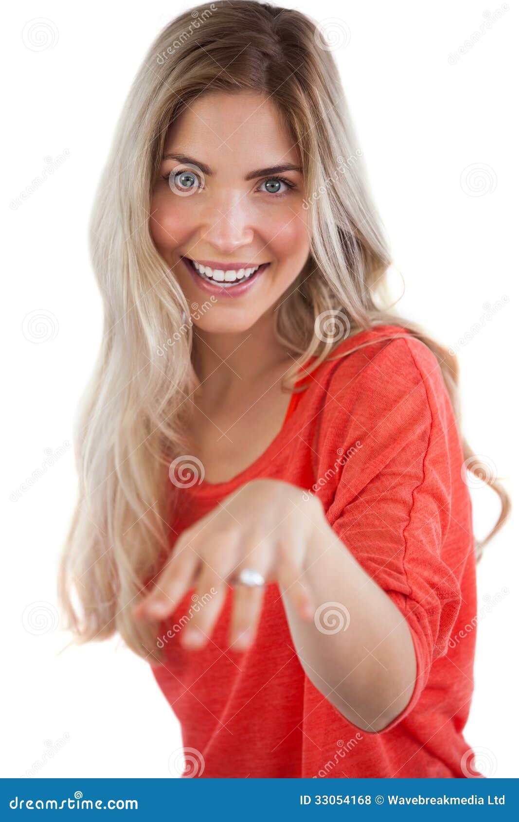 Jeune femme blonde avec la bague de fianÃ§ailles sur sa main.