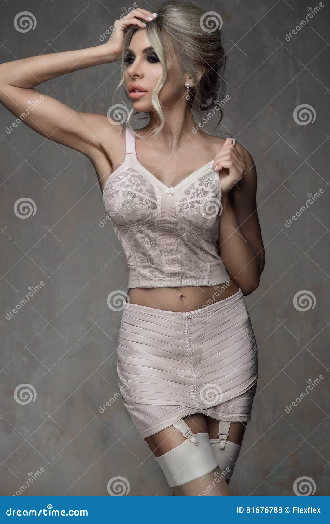 Jeune Femme Blonde Dans La Lingerie Sexy Beige Photo Stock Image Du
