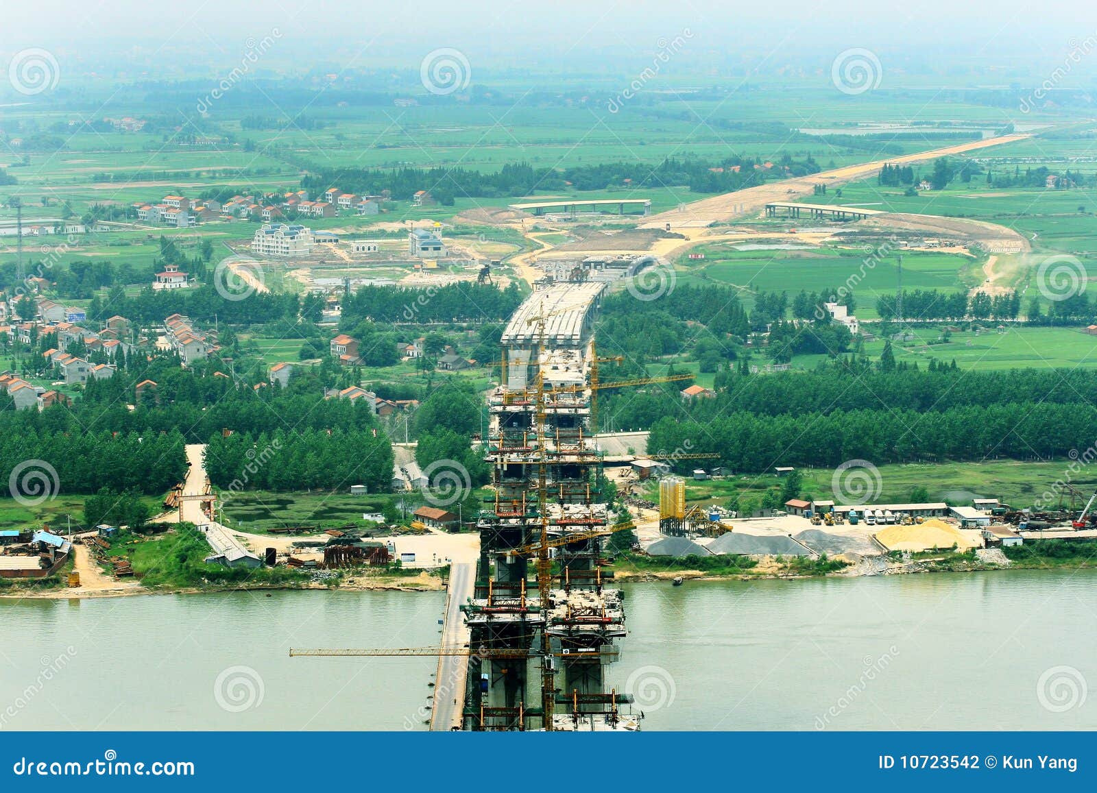 Is still under construction in the Yangtze River Bridge Jing Yue.