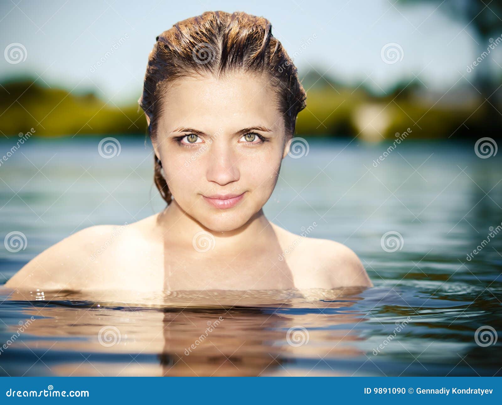 Jong Meisje In Het Water Met Naakte Schouders Stock Foto Image Of