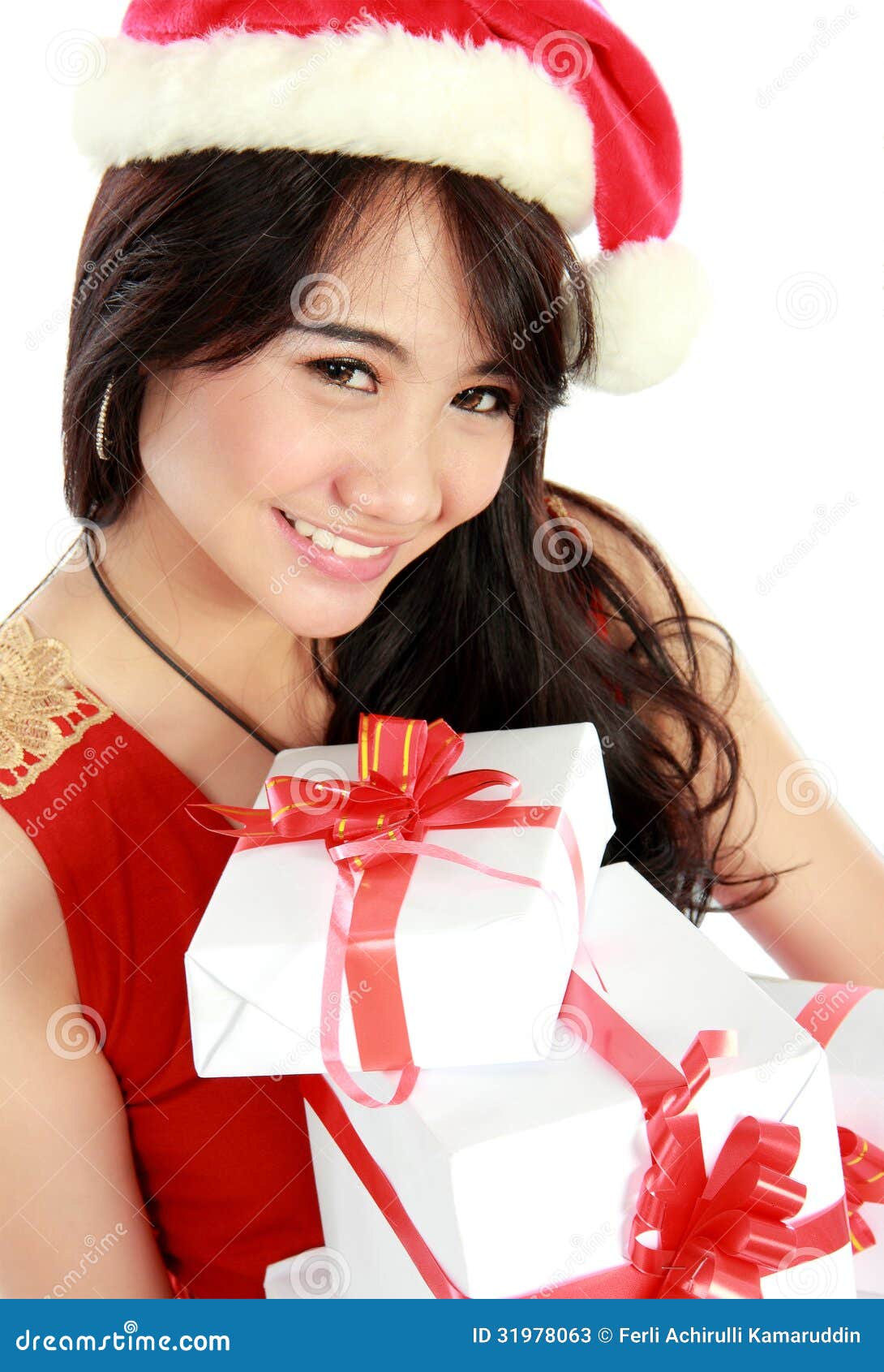 L adolescente felice porta un certo regalo - l-adolescente-felice-porta-un-certo-regalo-31978063