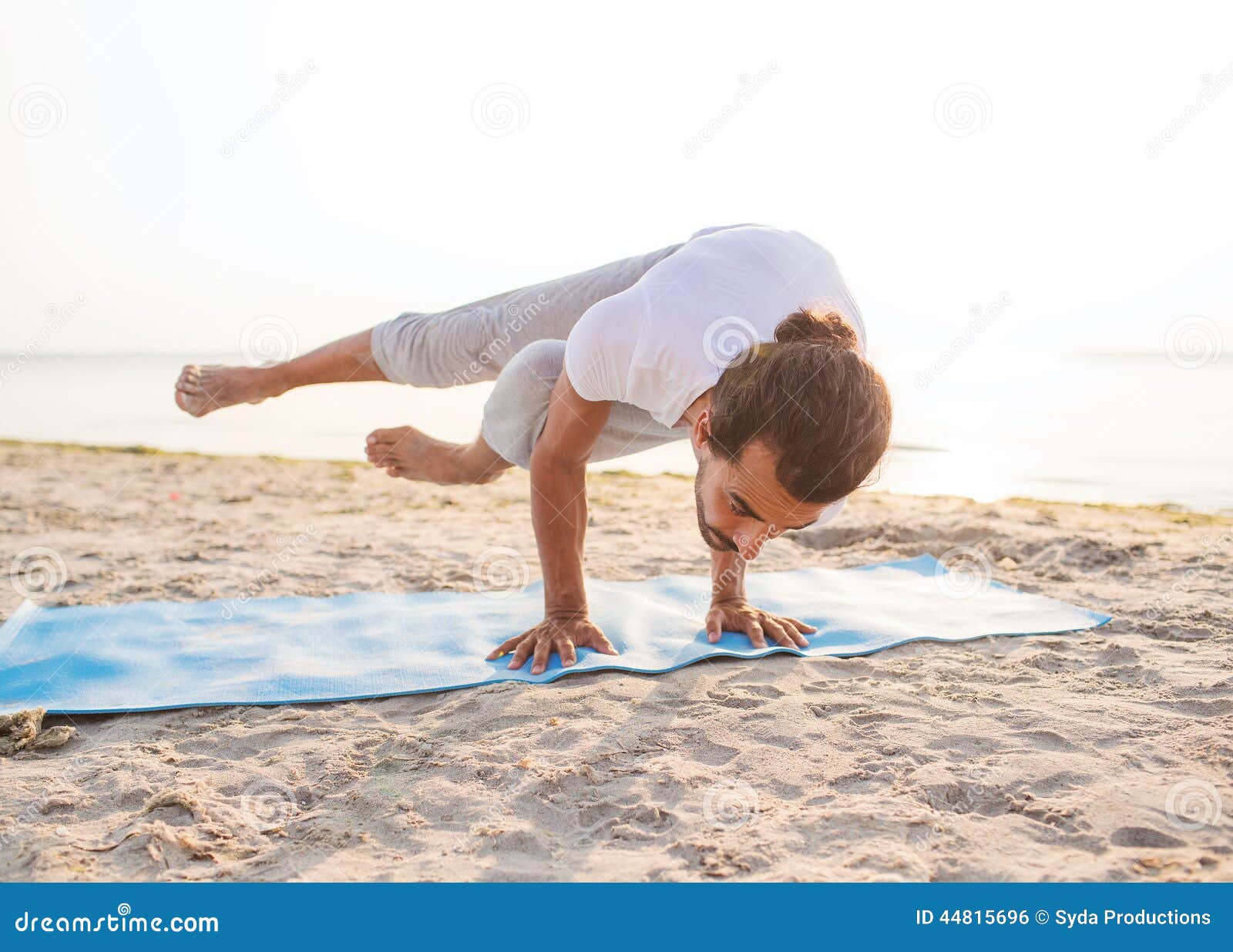 L Uomo Che Fa L Yoga Si Esercita All Aperto Fotografia Stock Immagine