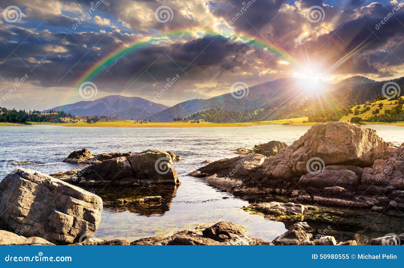 ... en montagnes dans le coucher du soleil s'allument avec l'arc-en-ciel