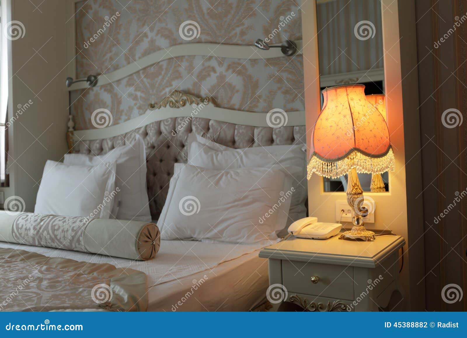 Lampa i sovrum arkivfoto bild: 45388882