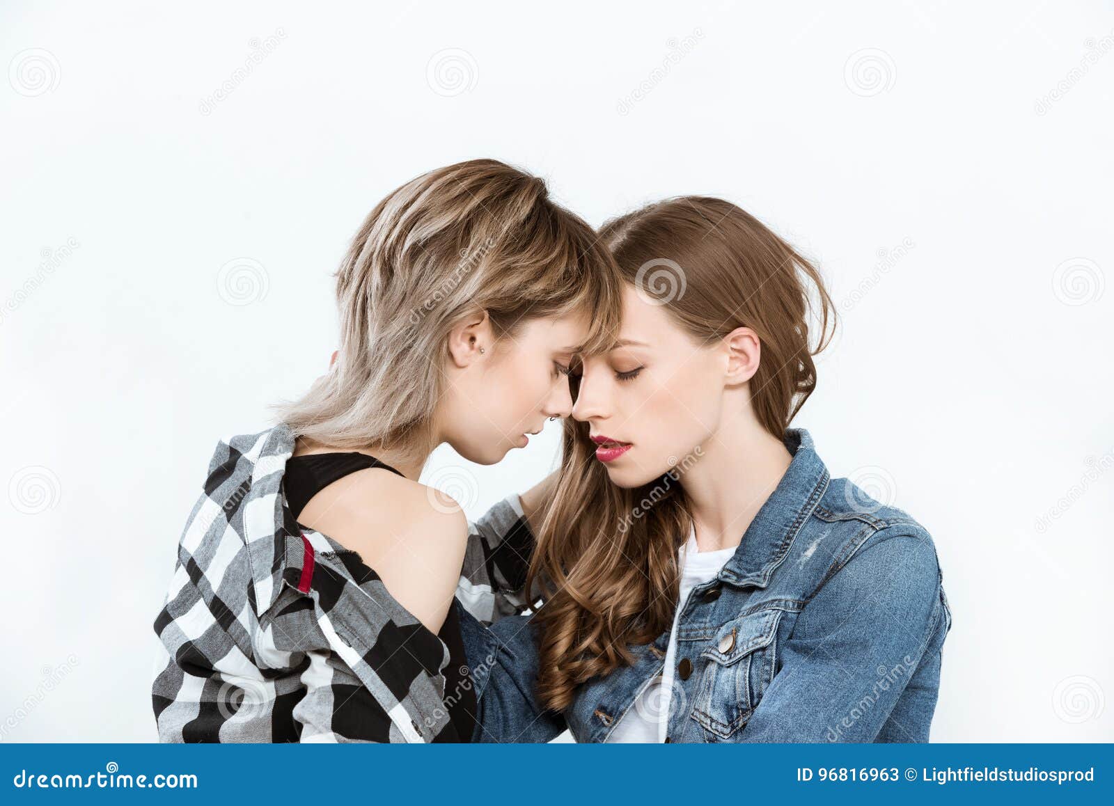 Le Coppie Lesbiche Sensuali Capaci Di Baciare Hanno Isolato Su Grey