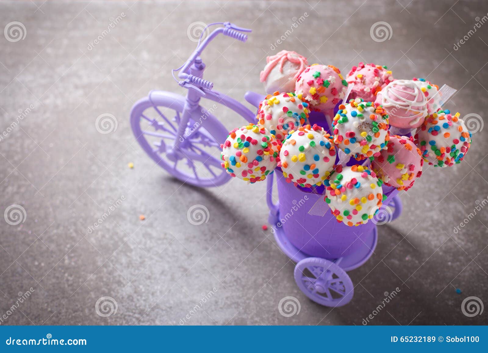 le-g%C3%A2teau-saute-dans-la-bicyclette-d%C3%A9corative-sur-le-fond-gris-d-ardoise-65232189.jpg