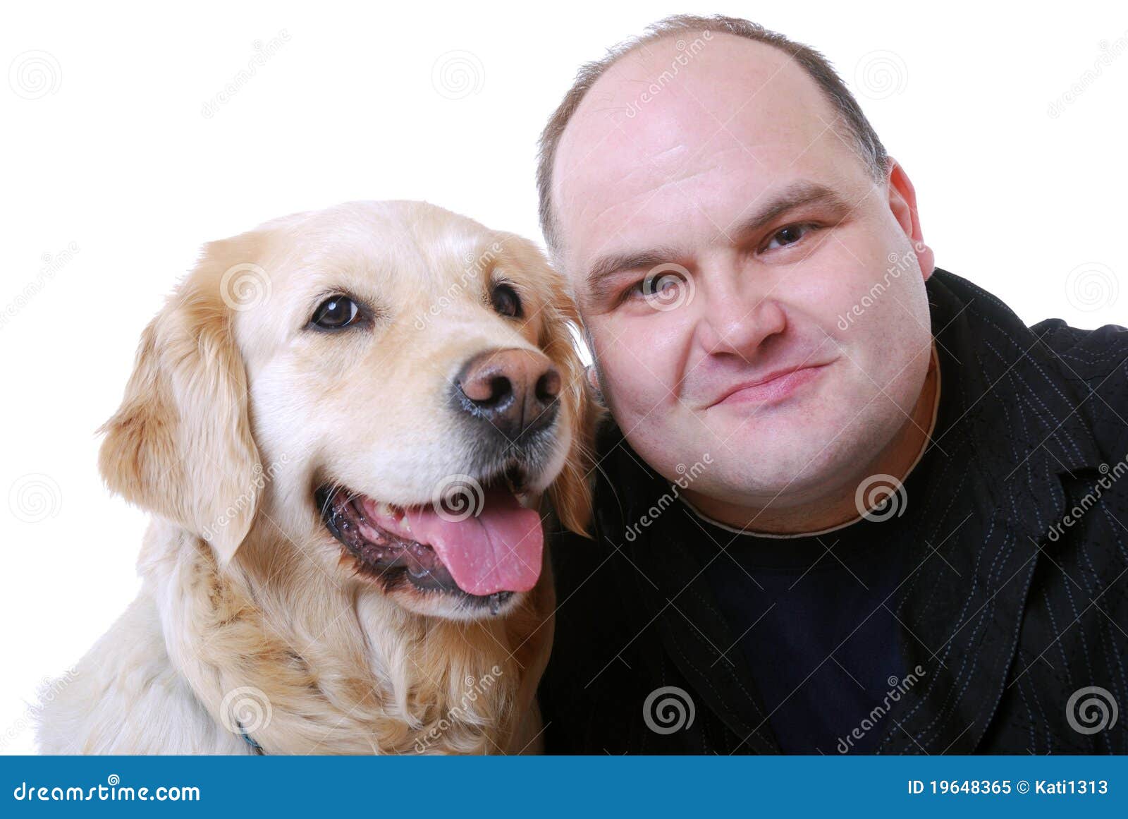 Studiostående av en le man och hans guld- retriever. - le-man-med-den-guld-retrieveren-19648365