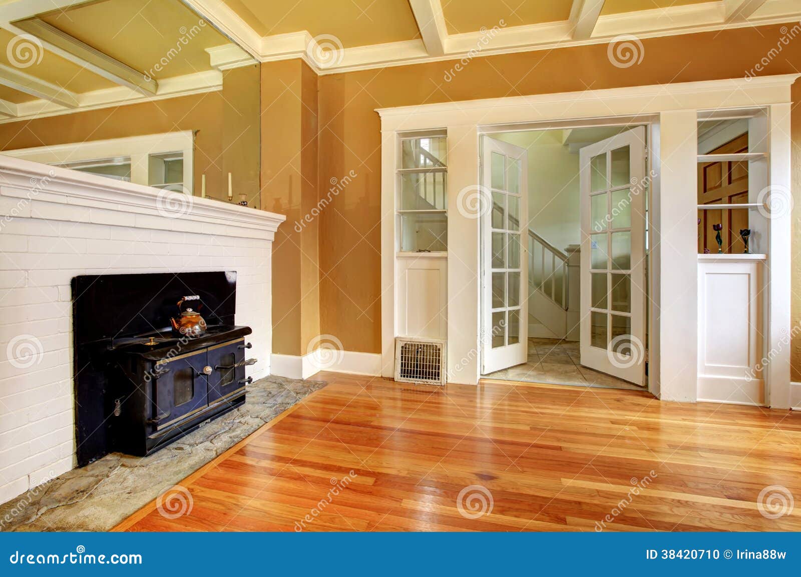 Lege Oude Woonkamer Met Een Antiek Fornuis Stock Foto Beeld 38420710 Lege Oude Woonkamer Met Een Antiek Fornuis Stock Foto Beeld 38420710