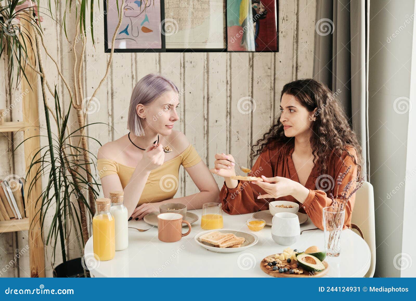 Lesbianas Comiendo Tostadas Con Mermelada Imagen De Archivo Imagen De