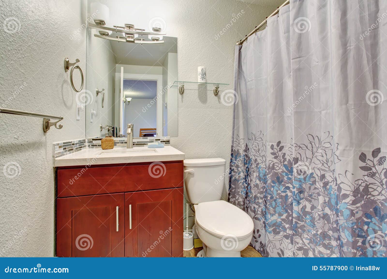 Litet badrum med den fulla badduschen arkivfoto bild: 55787900