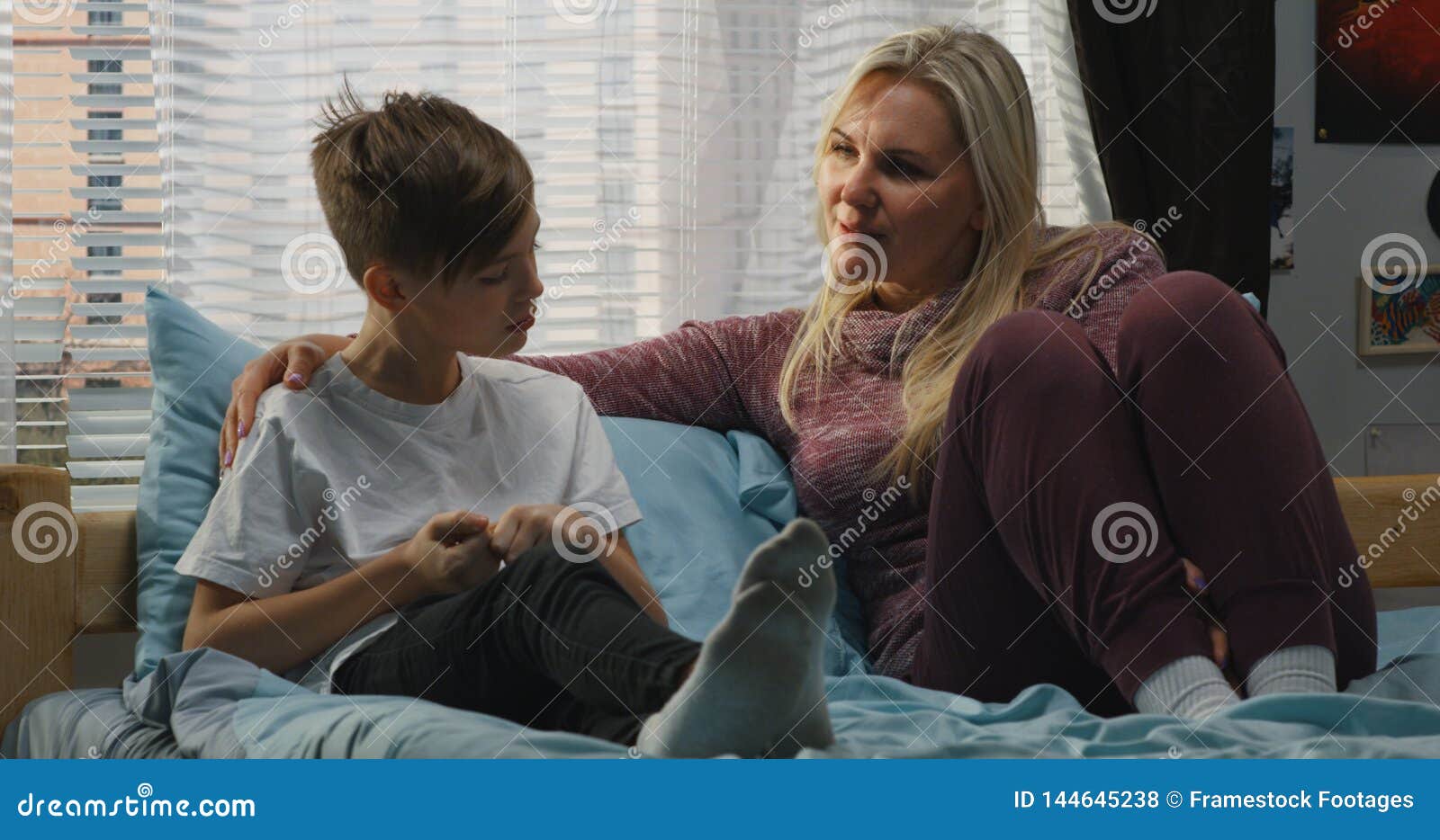 Madre Che Parla Con Il Figlio Fotografia Stock Immagine Di Positivo