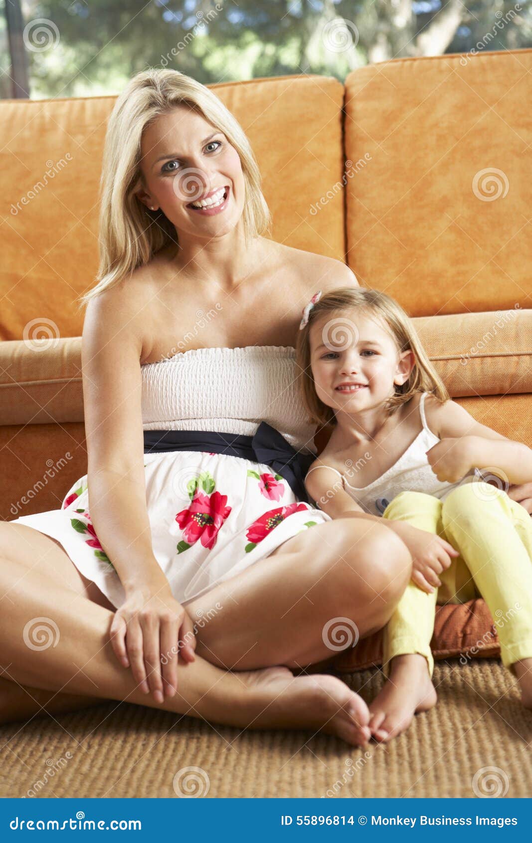 Madre E Hija Que Se Sientan En Front Of Sofa Foto De Archivo Imagen