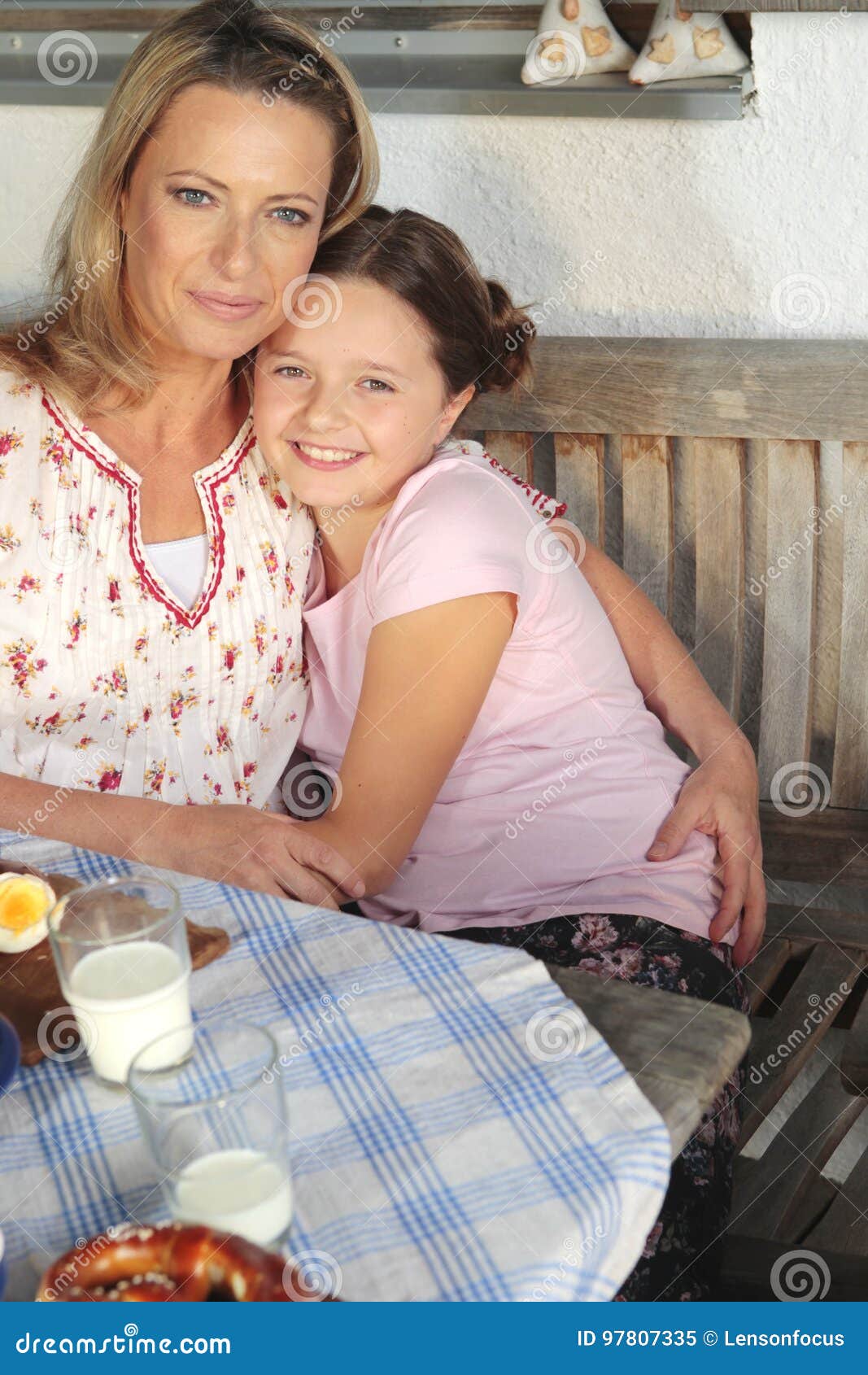 Madre E Hija Que Se Sientan En Una Tabla Imagen De Archivo Imagen De