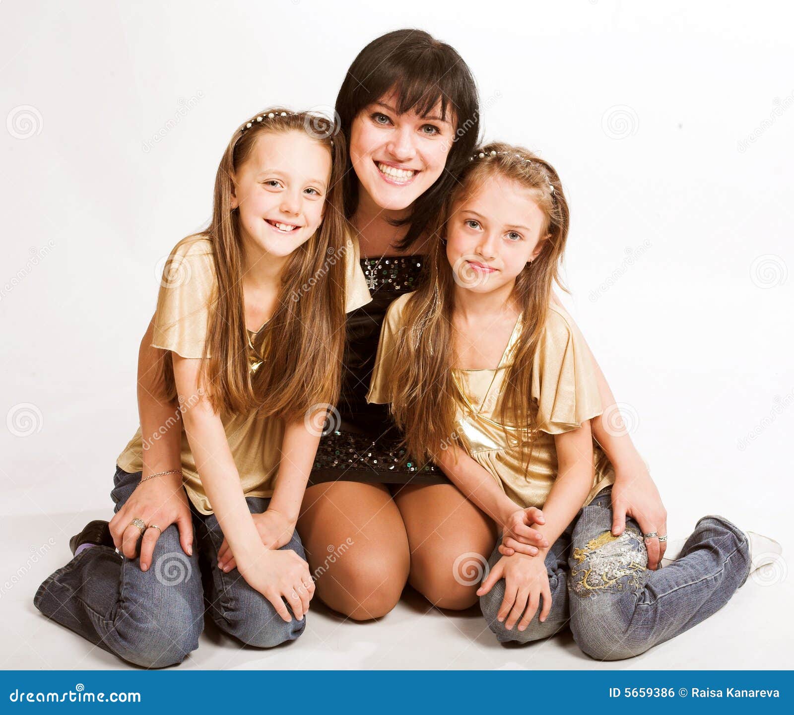 Madre Feliz Con Dos Hijas Imagen de archivo libre de regalías - Imagen