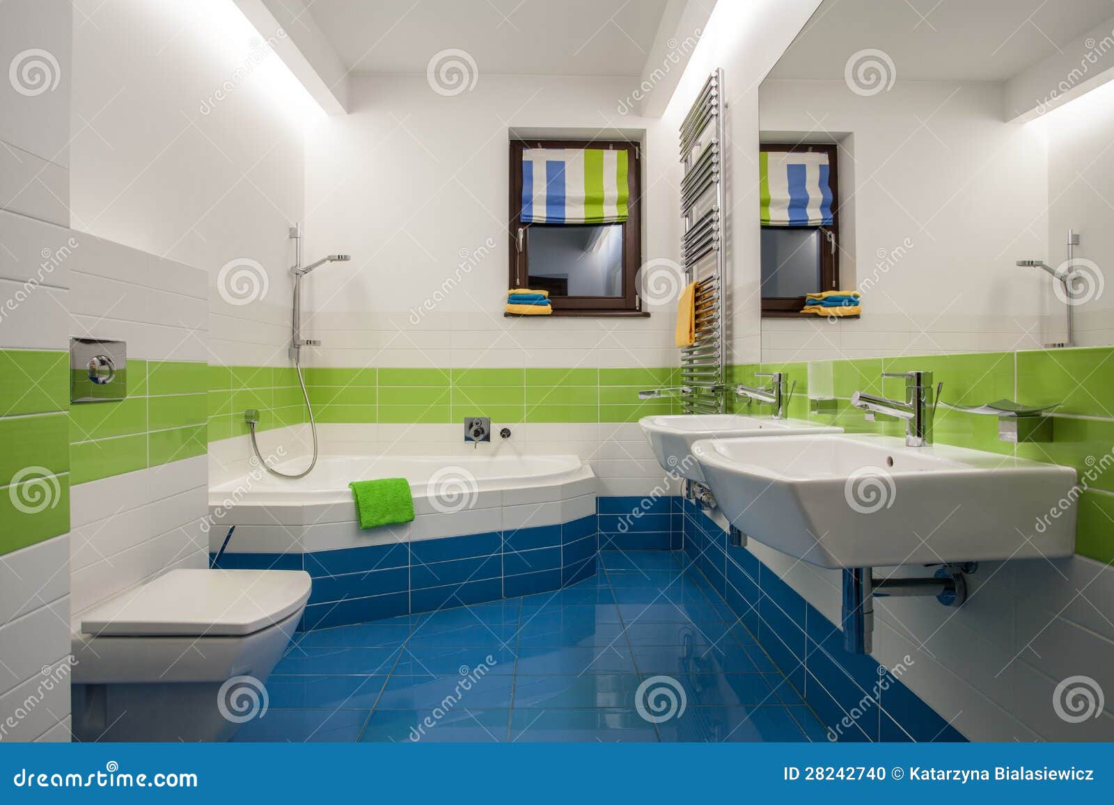 Salle de bain travertin moderne avec haute définition ...