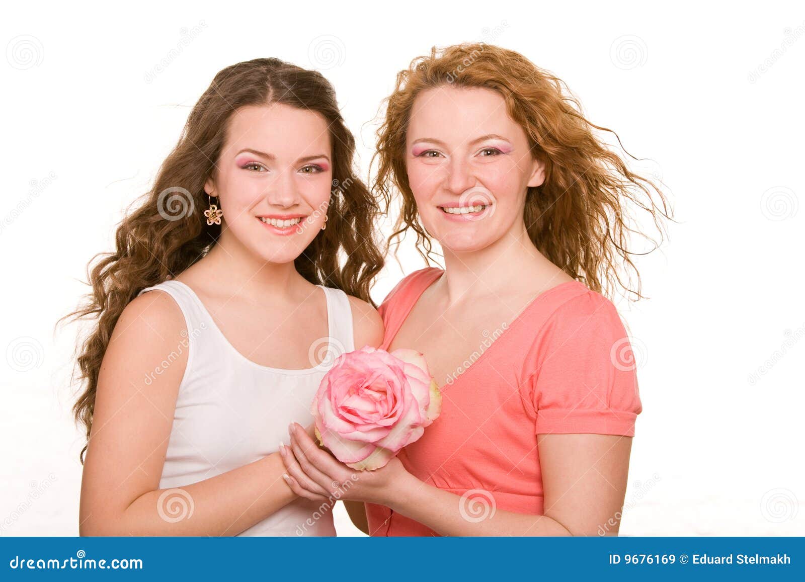 Mama e hija, sonriendo