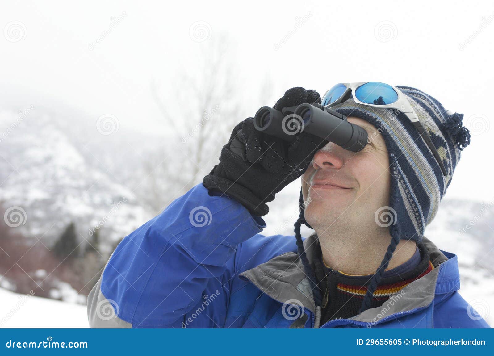 free clipart man looking through binoculars - photo #34