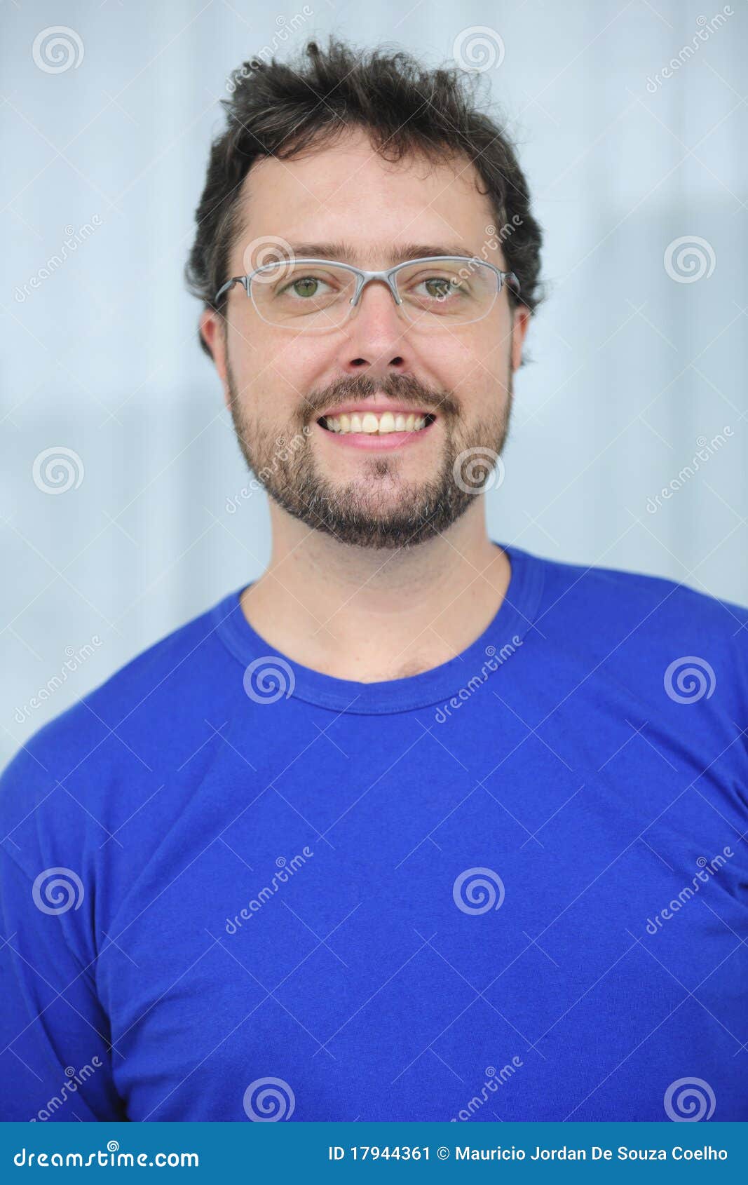 mid-adult-man-glasses-beard-17944361.jpg