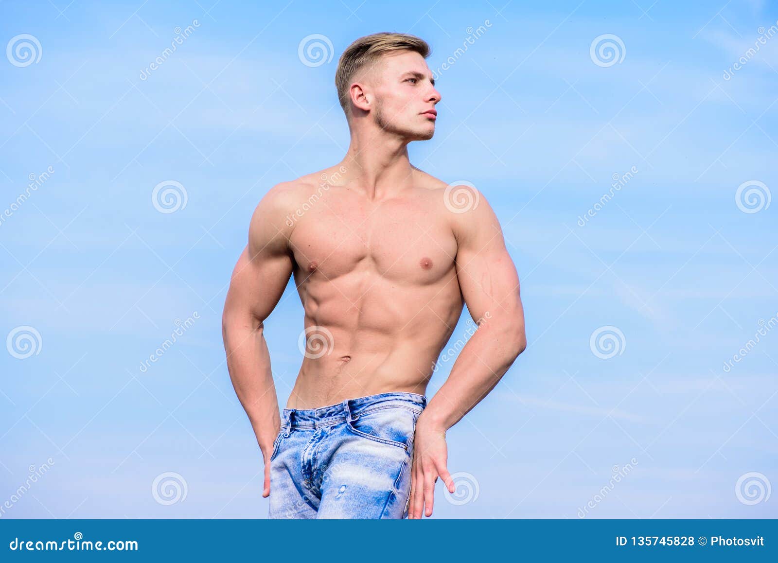 Mirada Masculina Muscular Del Individuo Confiada Fondo Al Aire Libre