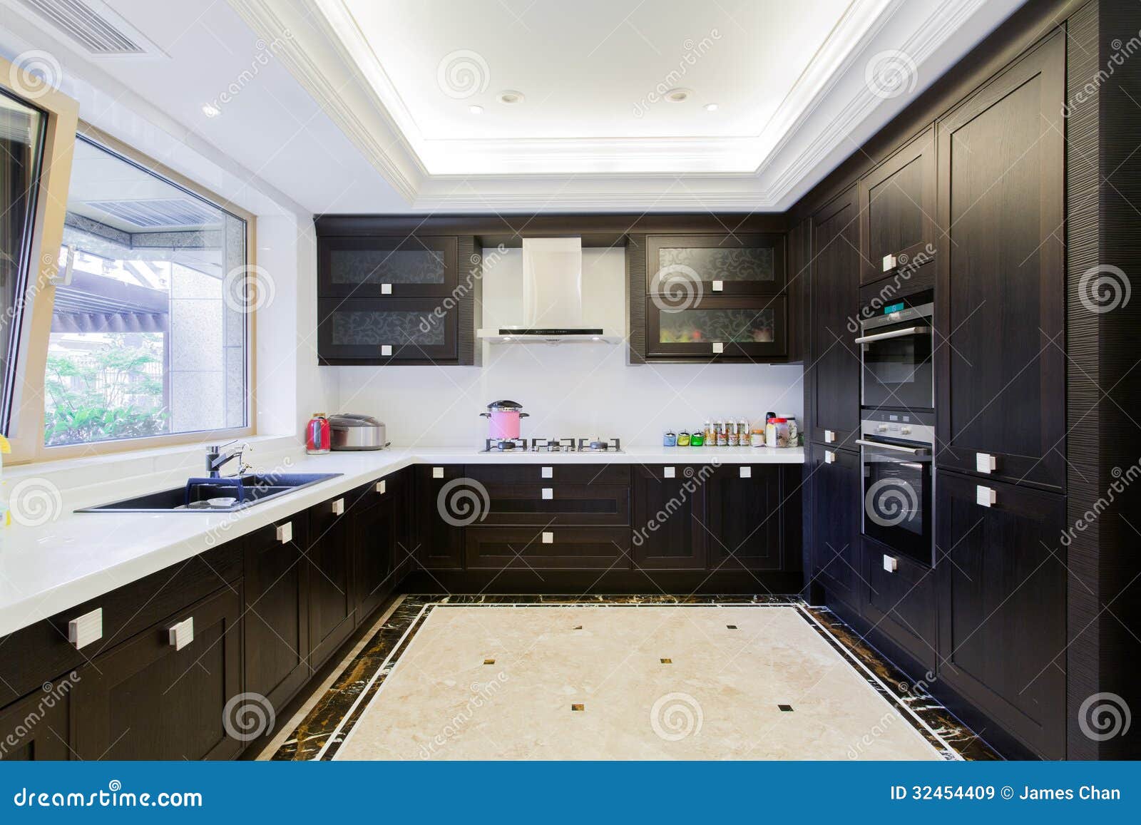 Big Modern Kitchen Royalty Free Stock Images - Image: 32454409