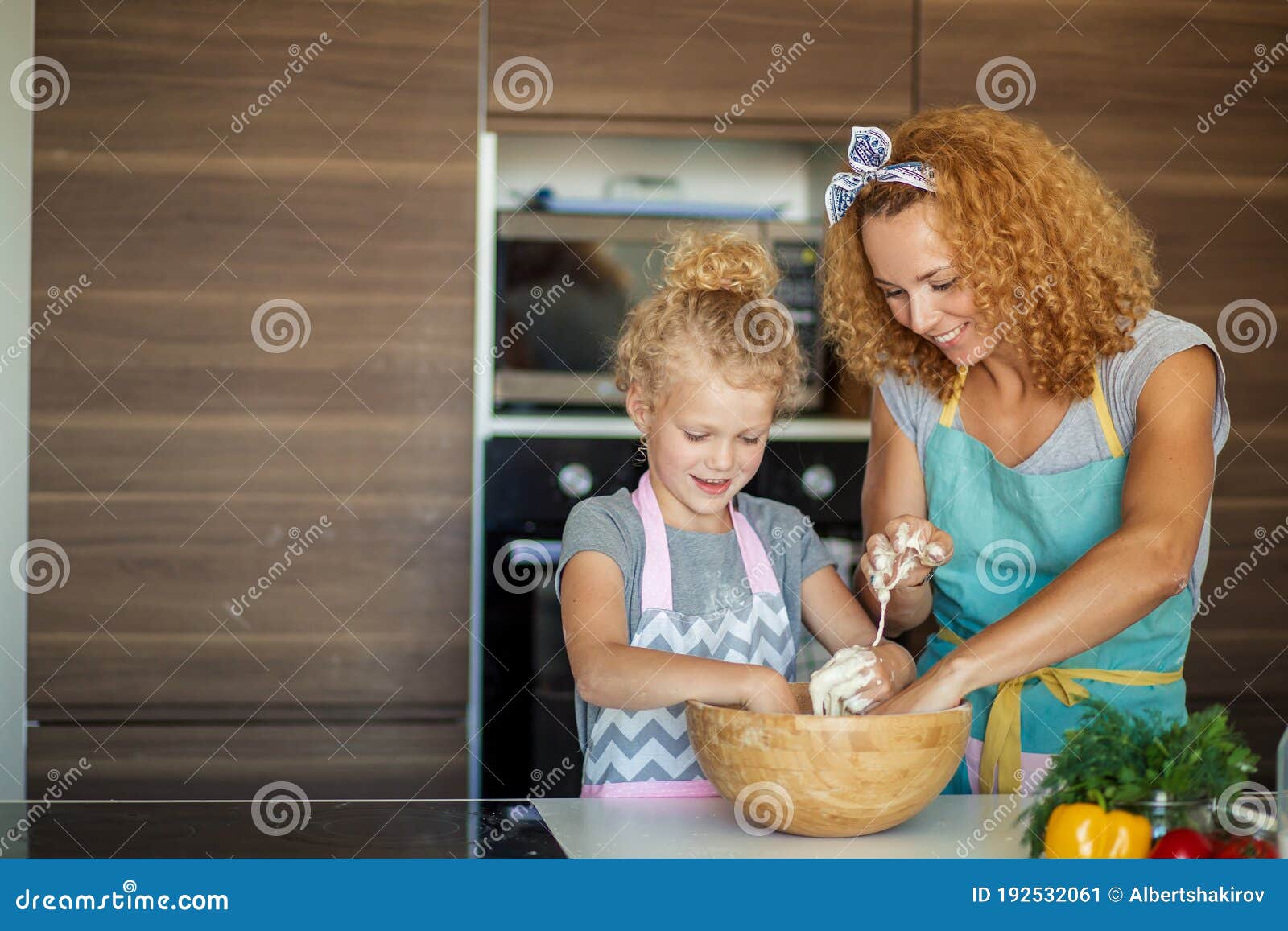 Moeder En Dochter Meisje Met Plezier Tijdens Het Avondeten In De Keuken