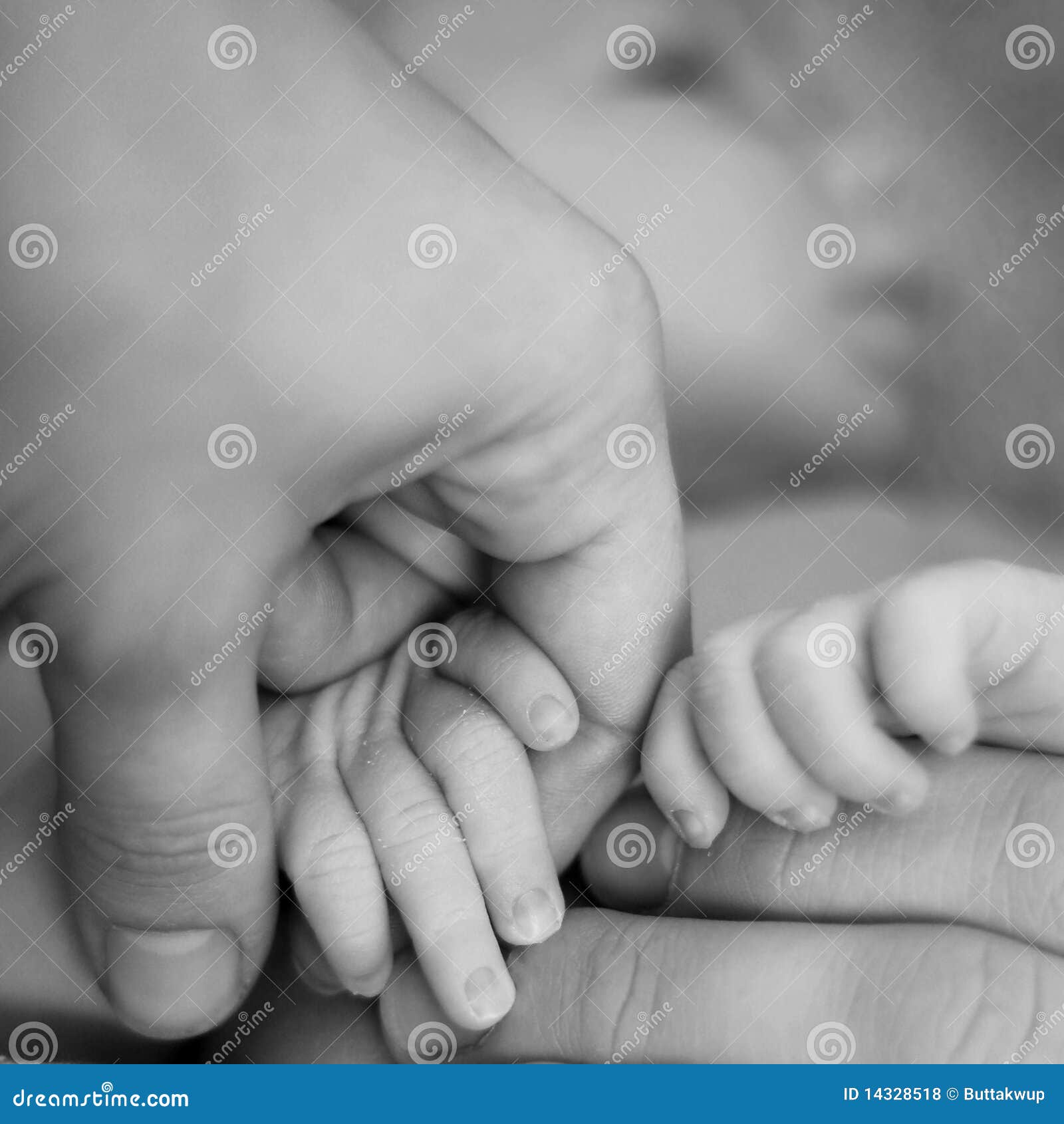 List 92+ Images mom and dad and baby holding hands Latest