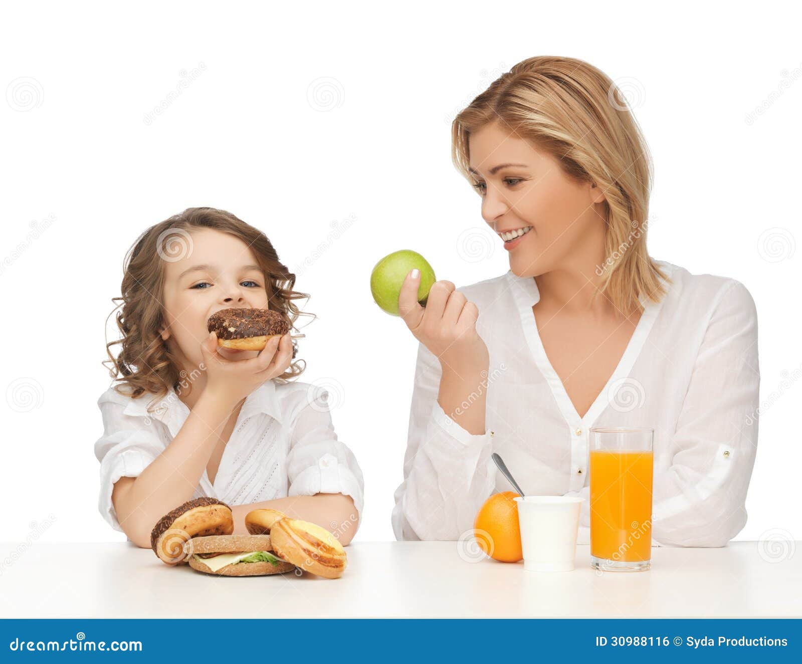 mother-daughter-healthy-unhealthy-food-30988116.jpg