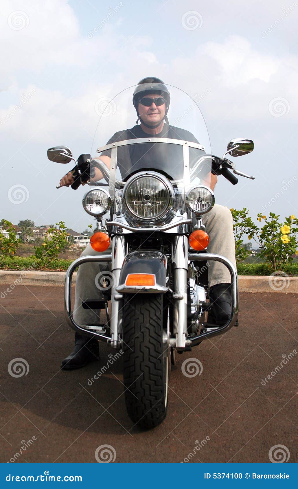человек на мотоцикле 
