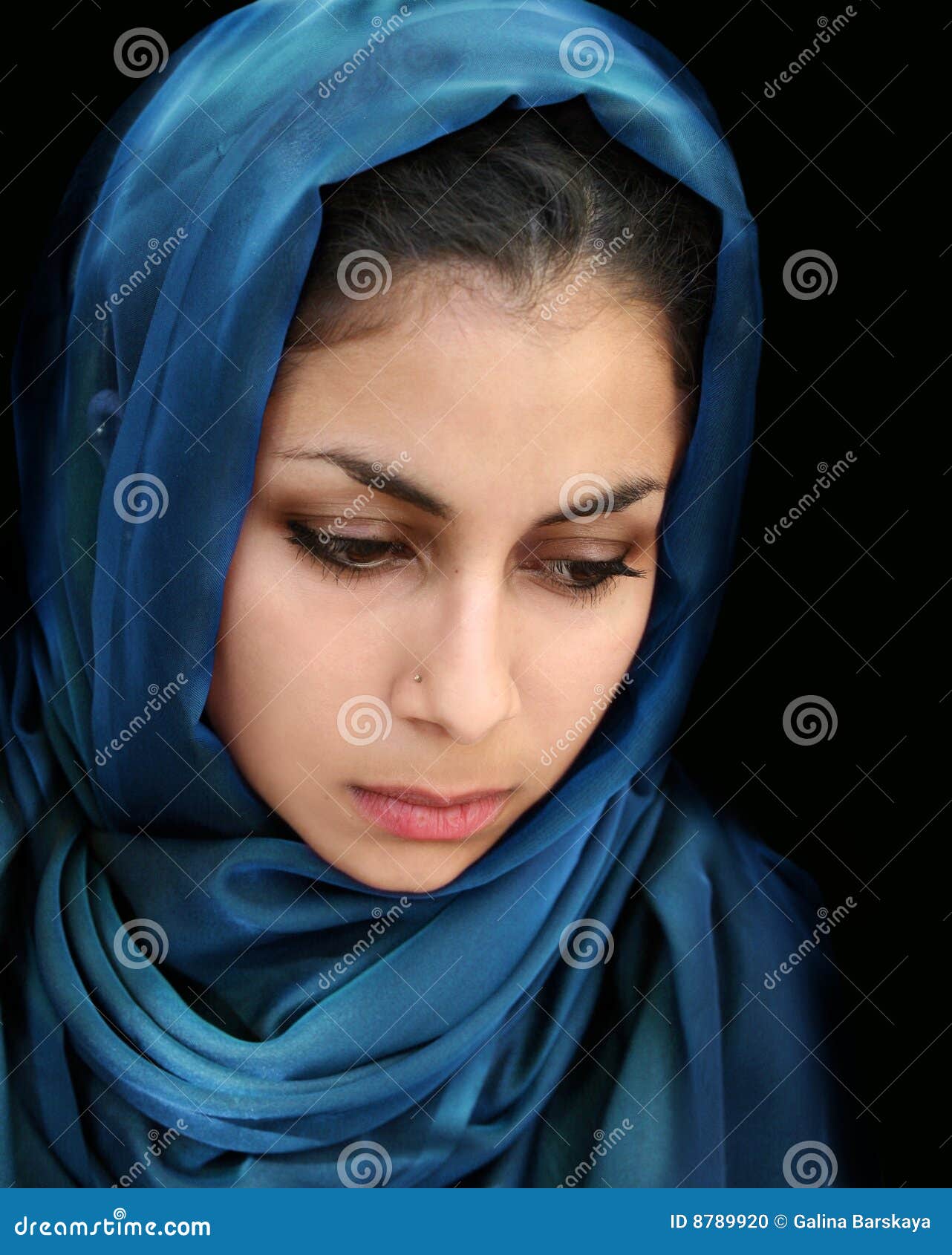 Muchacha árabe en bufanda azul - muchacha-%25C3%25A1rabe-en-bufanda-azul-8789920