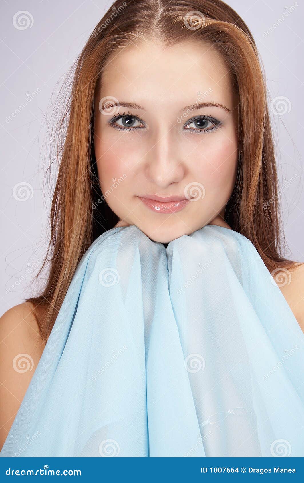 Muchacha agradable con la bufanda azul - muchacha-agradable-con-la-bufanda-azul-1007664
