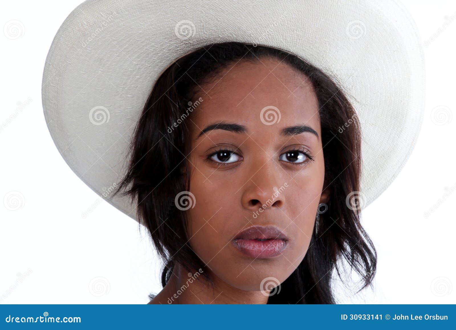 Mujer afroamericana de mirada seria que lleva un sombrero de vaquero blanco. - mujer-bastante-negra-en-un-sombrero-de-vaquero-30933141