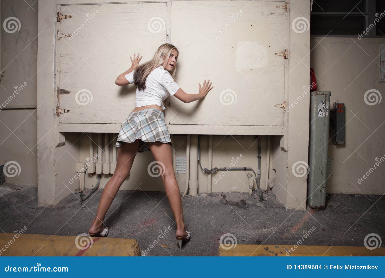 Mujer Con Sus Manos En La Pared Foto De Archivo Imagen De Manos