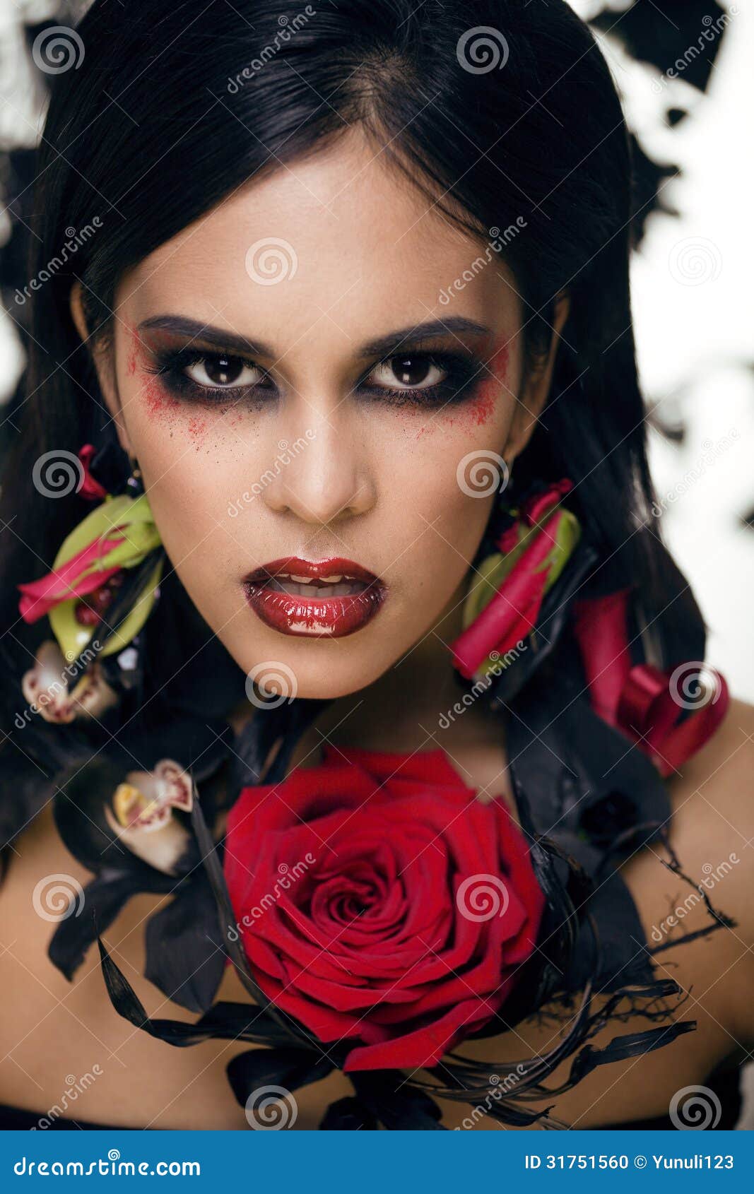 Mujer morena bonita con joyería color de rosa, negro y rojo - mujer-morena-bonita-con-joyer%25C3%25ADa-color-de-rosa-negro-y-rojo-31751560