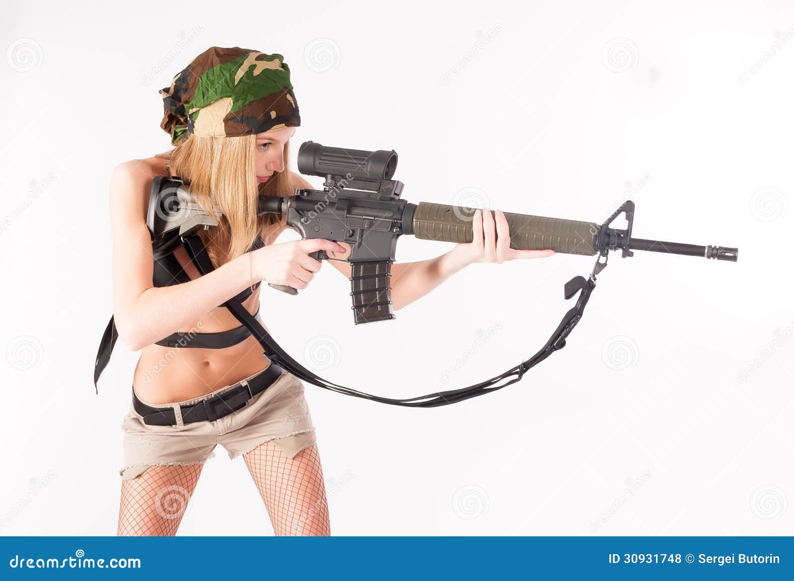 mujer-rubia-atractiva-hermosa-con-el-rifle-de-francotirador-30931748.jpg
