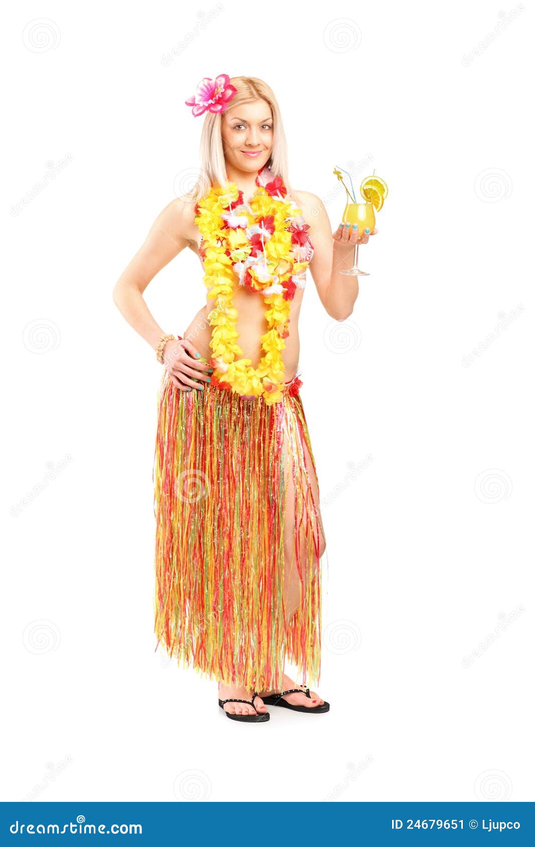 ... en un cóctel de consumición del traje hawaiano en el fondo blanco