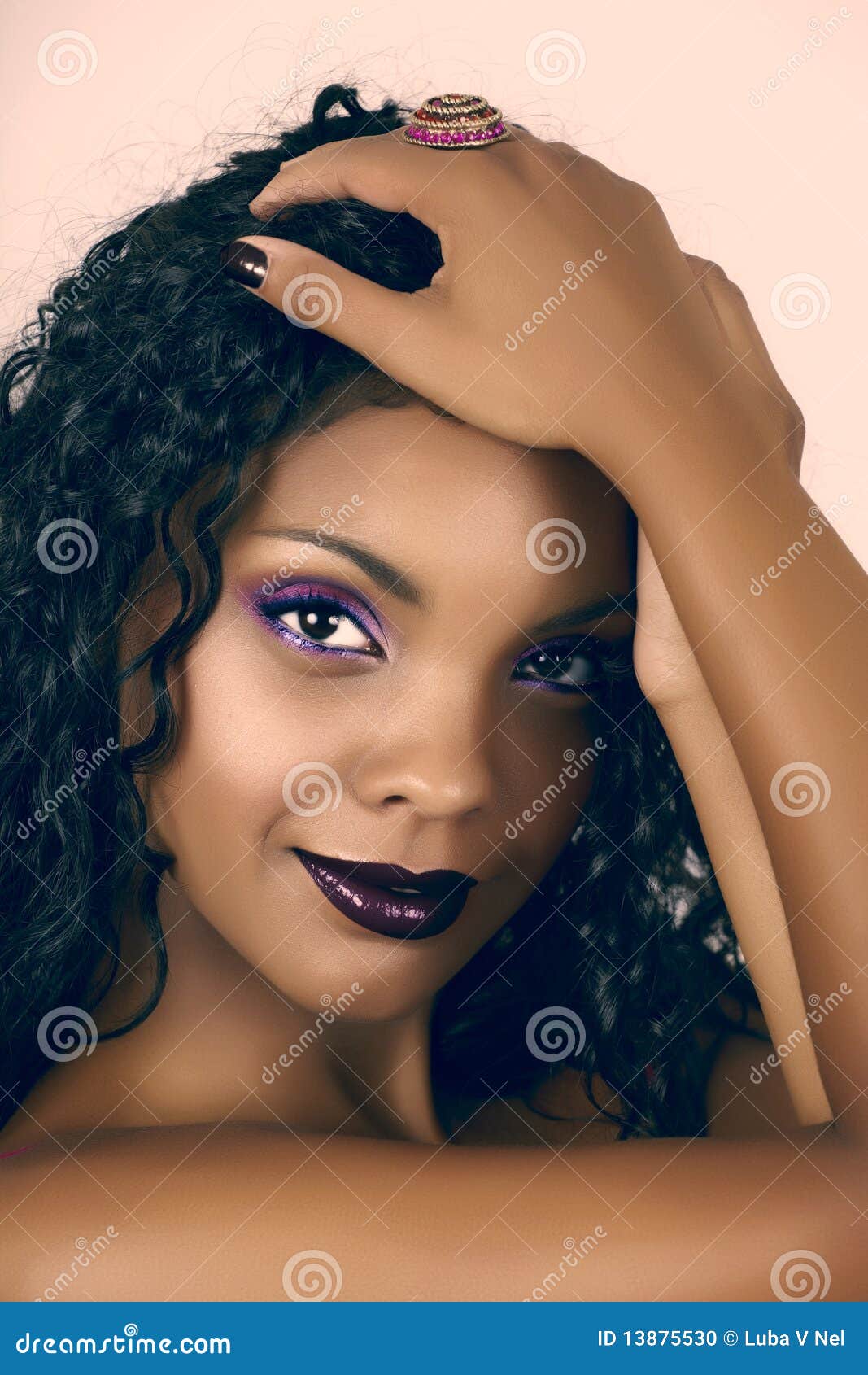 mulher-bonita-africana-com-cabelo-curly-13875530.jpg