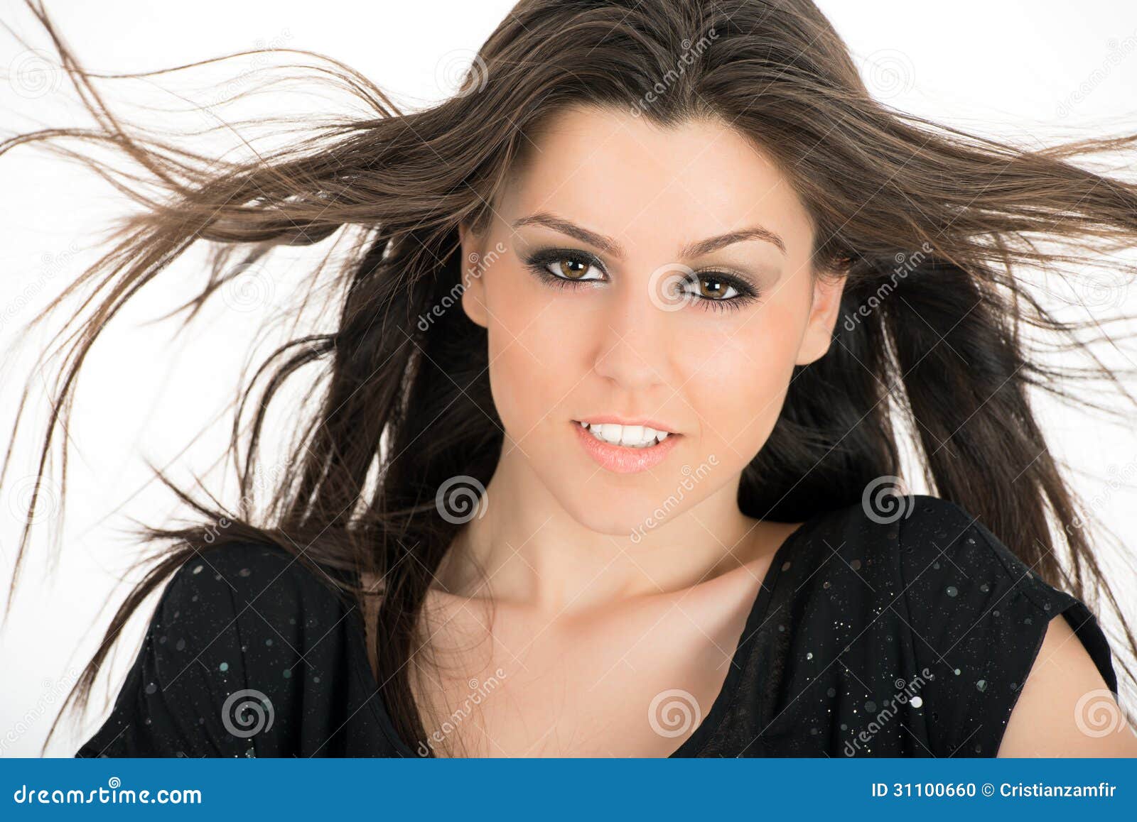 mulher-bonita-com-cabelo-marrom-longo-pportrait-de-um-modo-da-f-rma-31100660.jpg