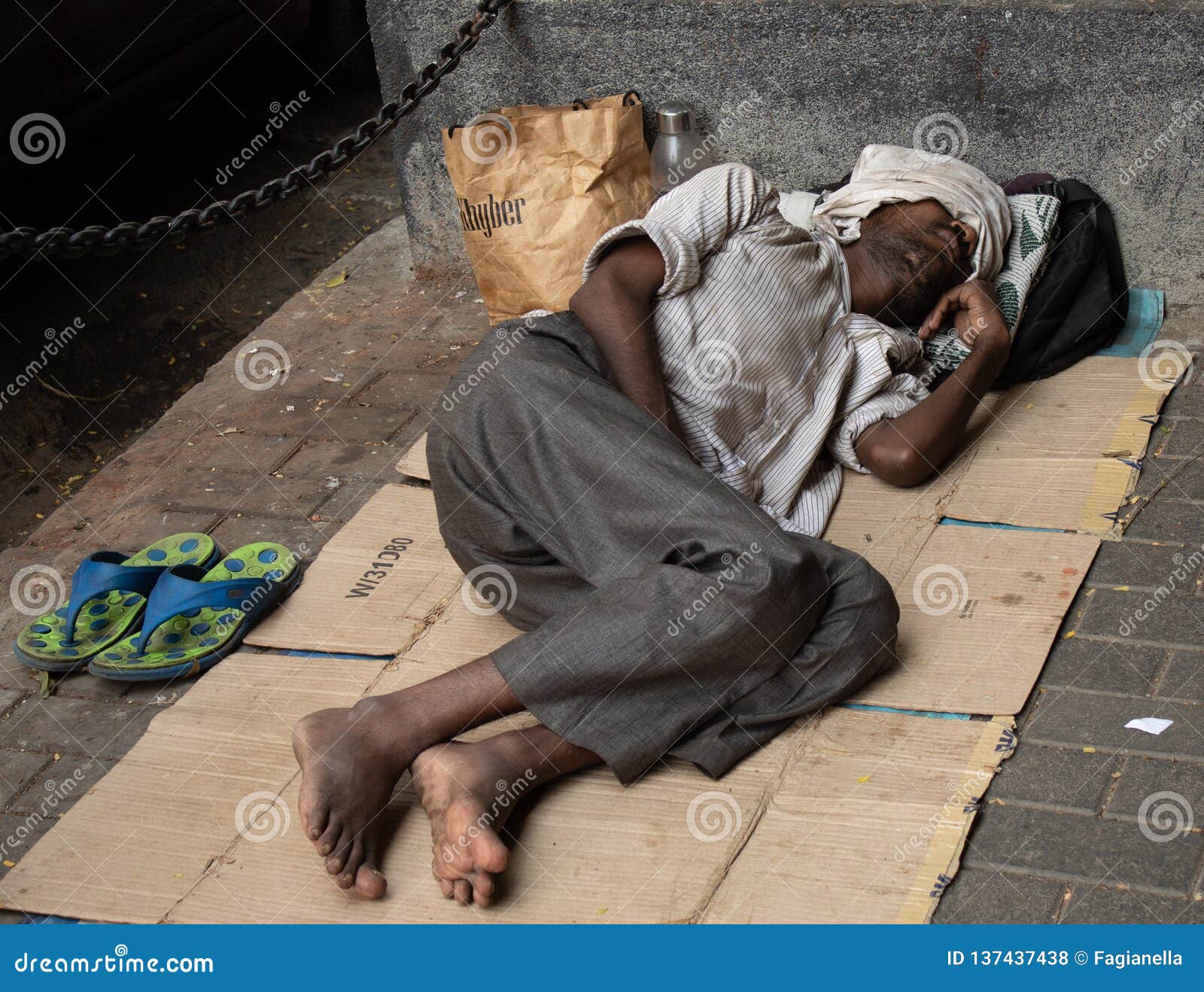 Mumbai India 20 November 2018 Homeless Man Sleeping In The Street
